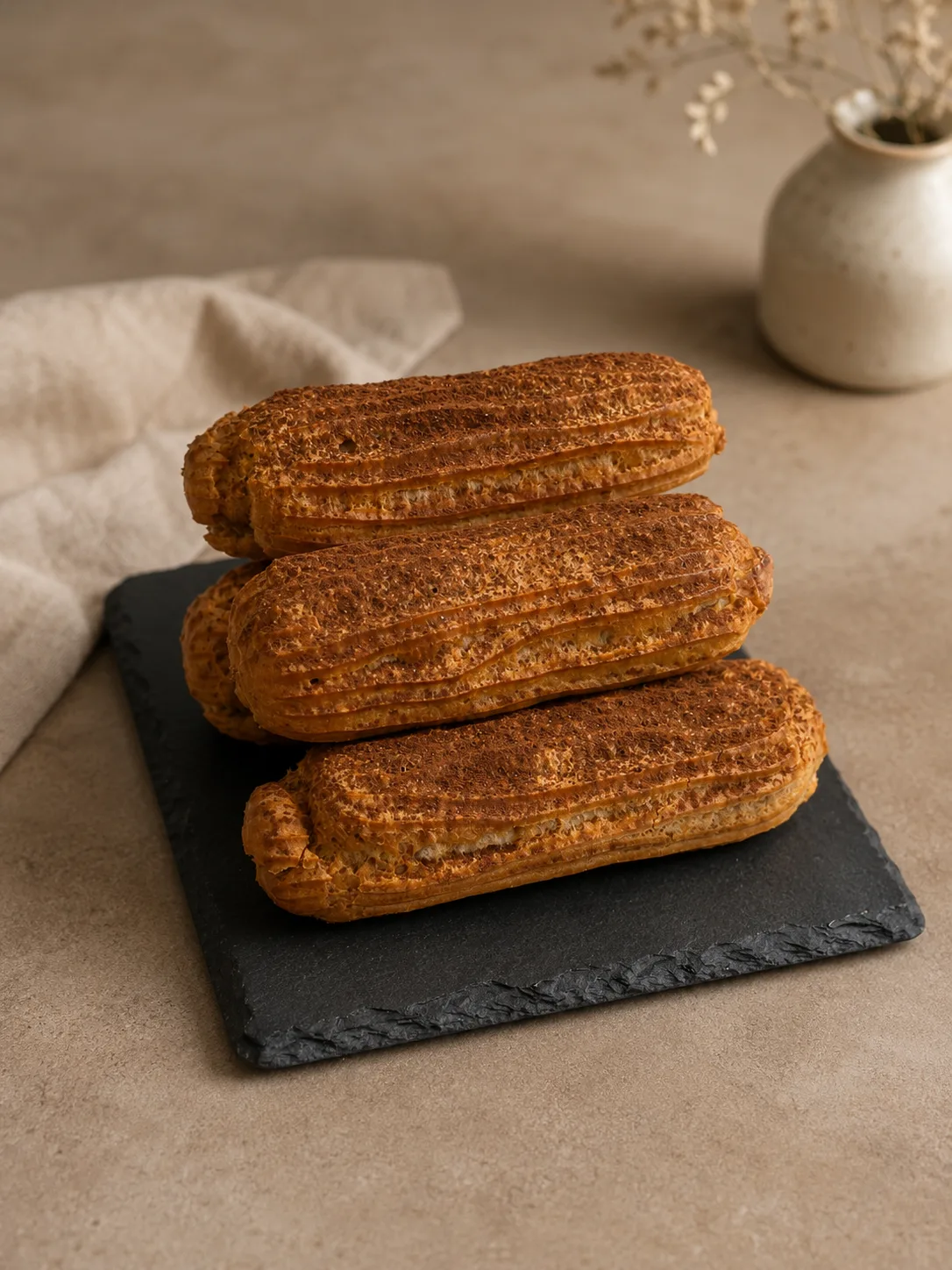 На витрине новинка! Эклеры с шоколадным пломбирным кремом! Вкуснятина! Всего 220 руб!