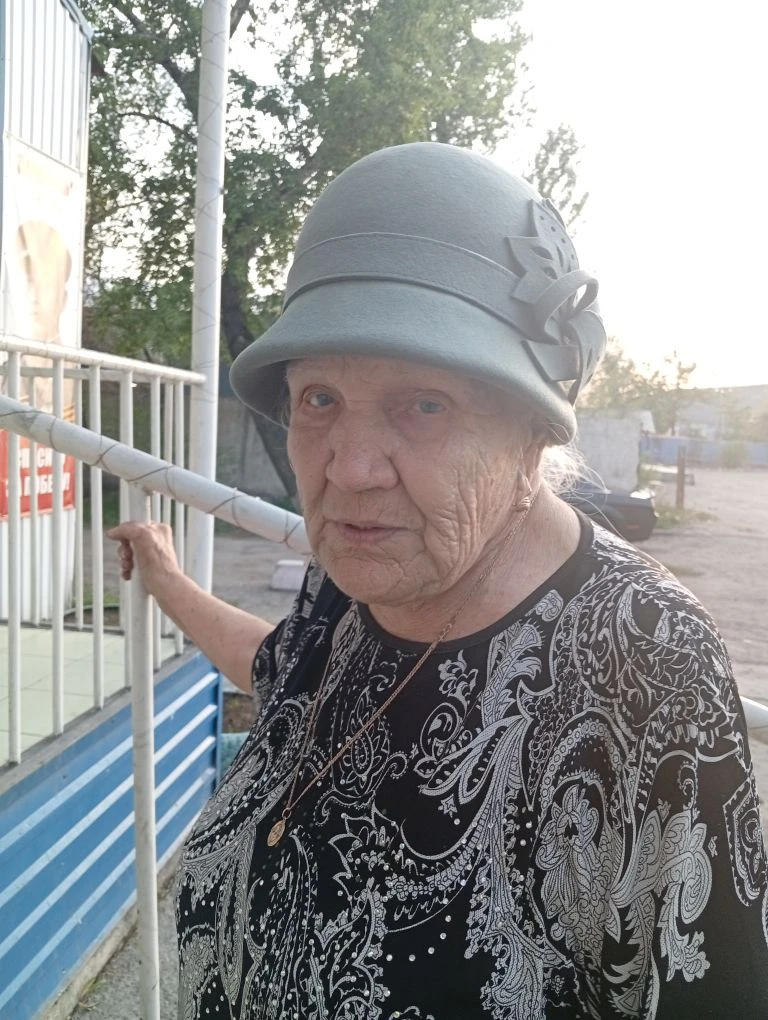 Бабушка оказалась в трудной ситуации. Негде ночевать. Говорит дети в Усть Абакане. Кто ...