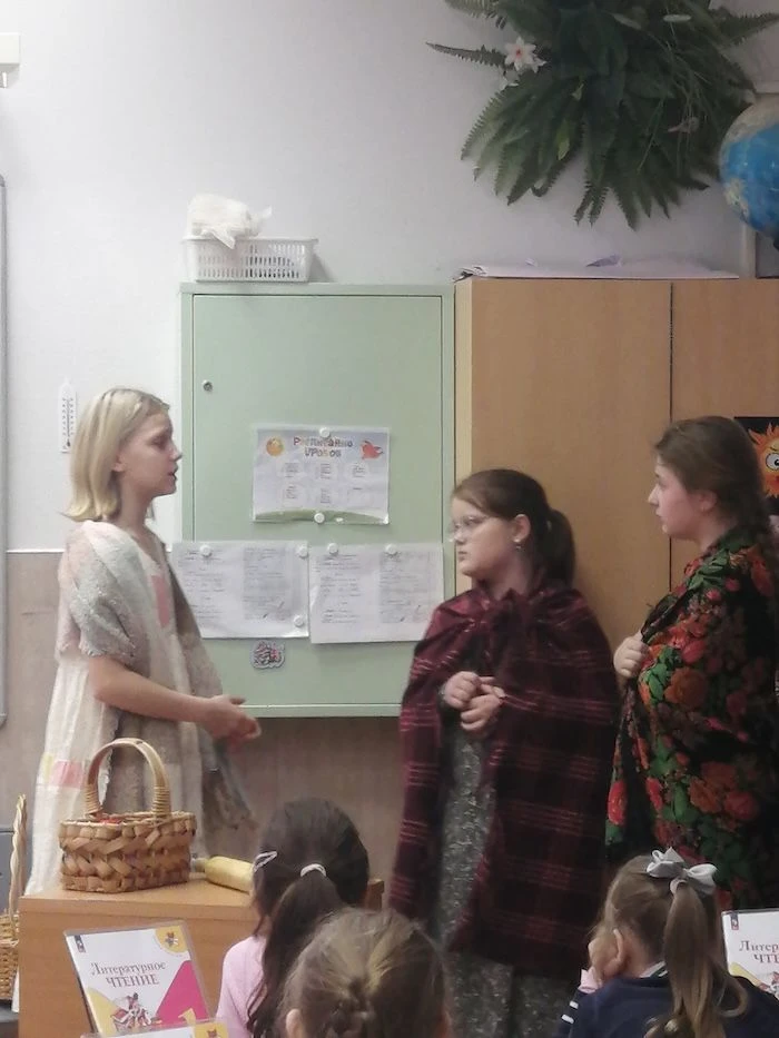 🎭 Пьеса С. Я. Маршака "Двенадцать месяцев"  ​​​​​​​Учащиеся 4 класса "Д" показали первоклассникам от