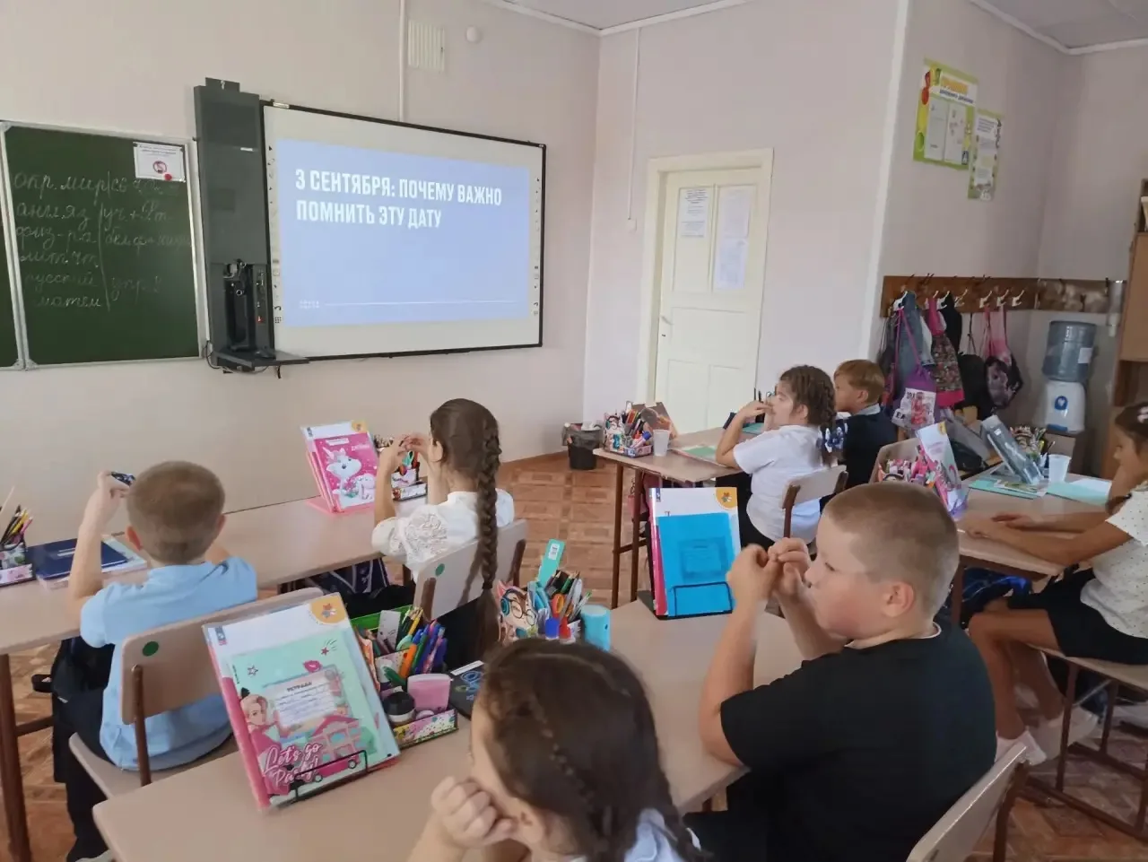 В нашей школе во всех классах прошли тематические классные часы, приуроченные ко Дню со...