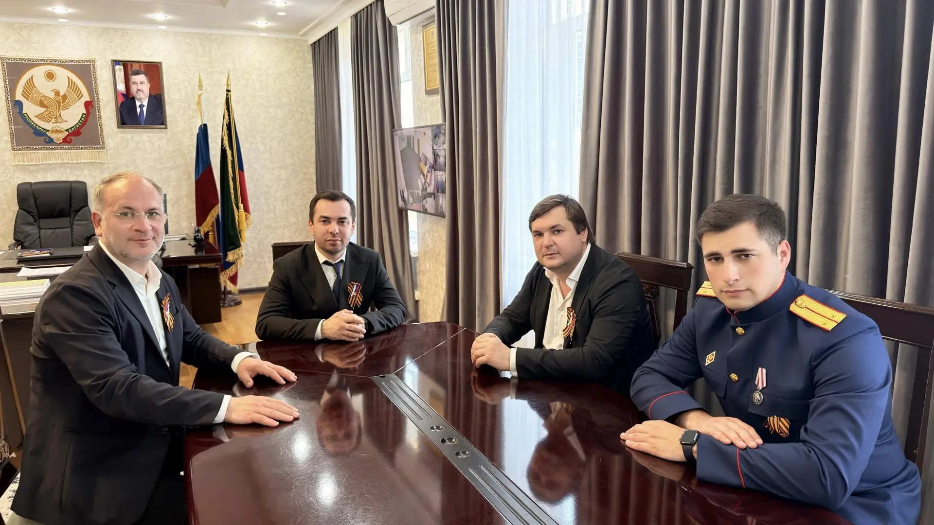 В честь Дня Победы: глава города наградил деятелей культуры и офицера юстиции