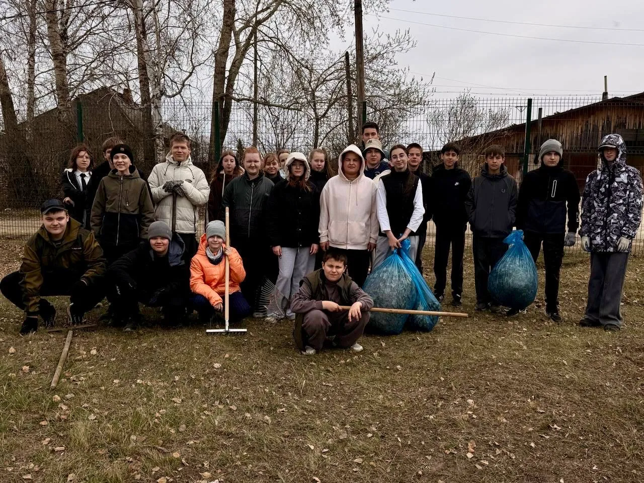 🧹В МКОУ СОШ №1 прошёл субботник — ребята вместе с учителями и родителями убрали листья и собрали му