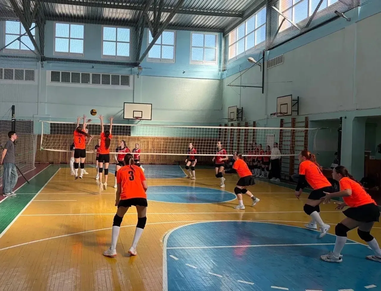 Наши золотые девчонки! 🌟🏐Посмотрите, как красиво наши юнармейцы выступили на областном Кубке по воле
