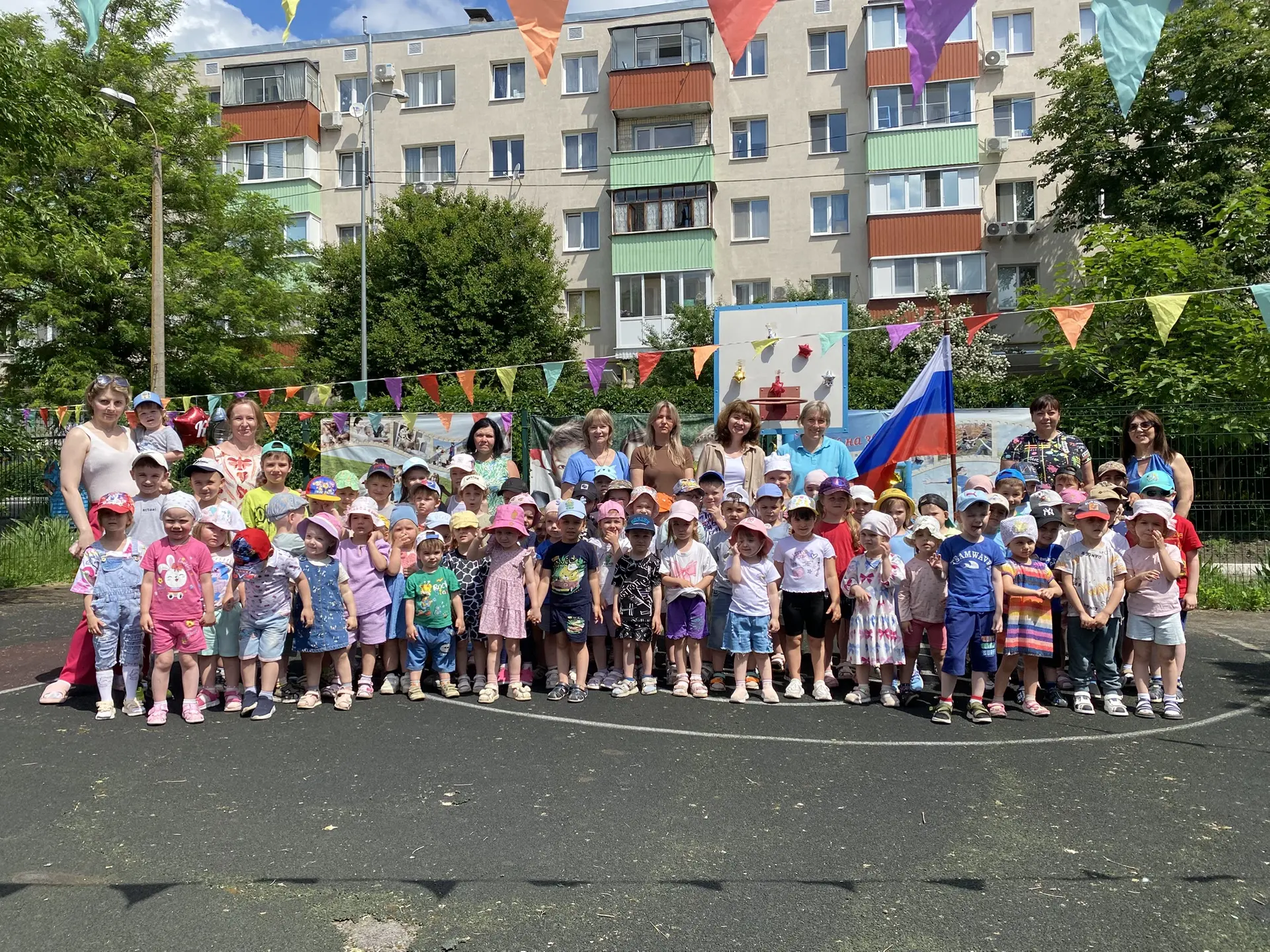 С Днем России! Мира, добра, радости! 
 
Нам праздники для радости даны, Мы знаем их немало, самых ра