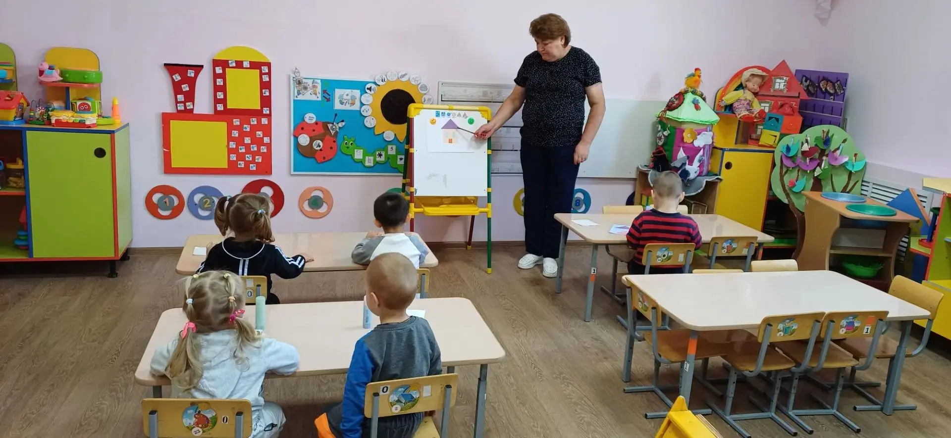 Наши малыши из группы «Солнышко»  совсем еще маленькие и очень скучают по своим любящим...