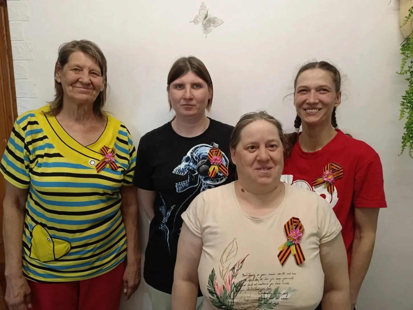 В социально-бытовой комнате прошел мастер класс по изготовлению георгиевской ленты.