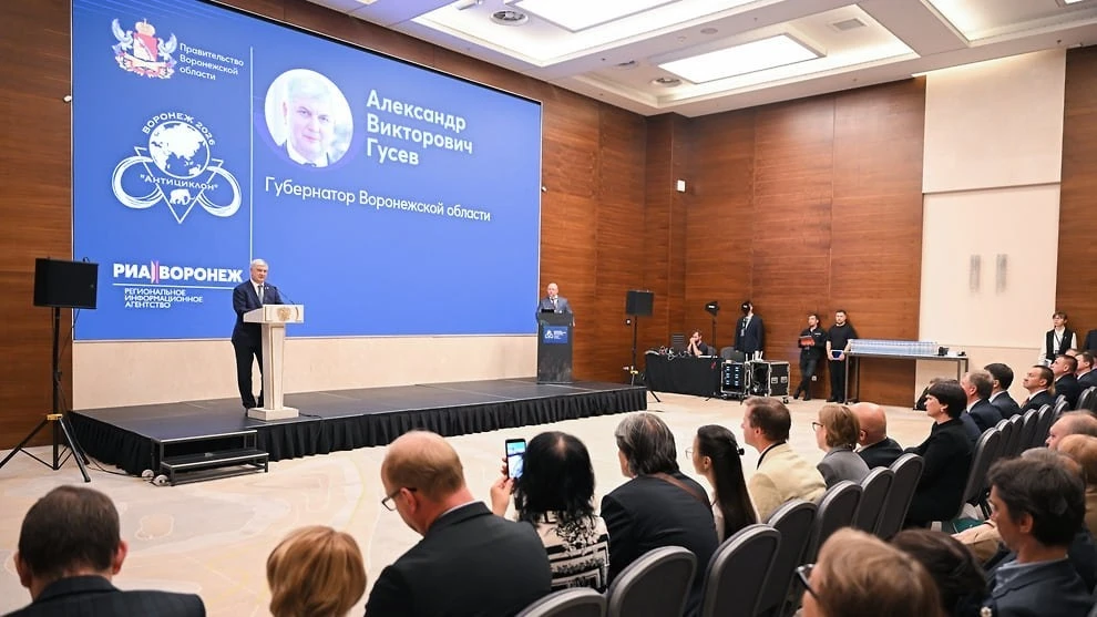 Полномочный представитель президента РФ в Центральном федеральном округе Игорь Щеголев и губернатор 