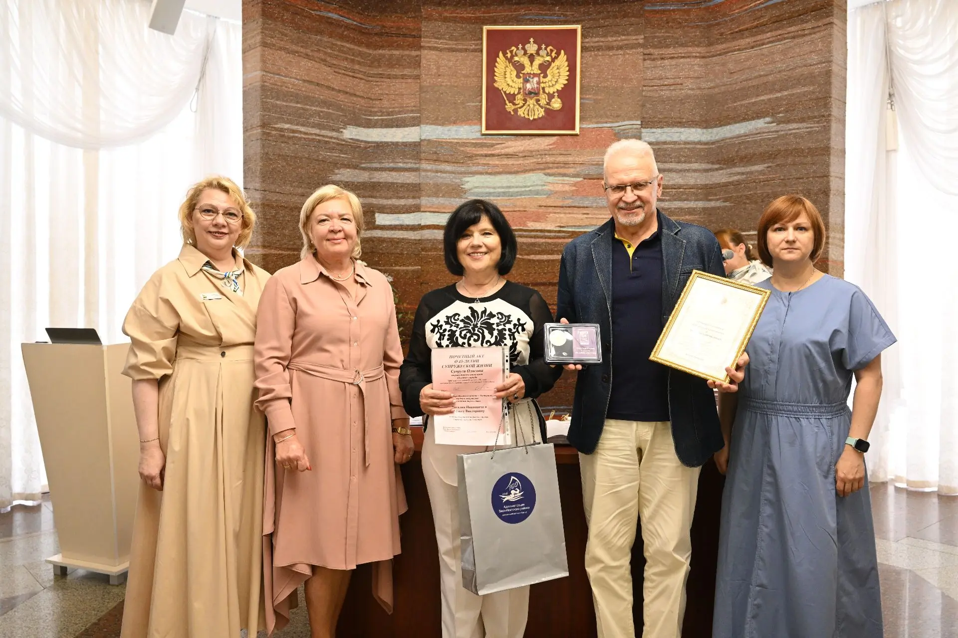 В День семьи, любви и верности в Верх‑Исетском районе чествовали крепкие семьи и многод...