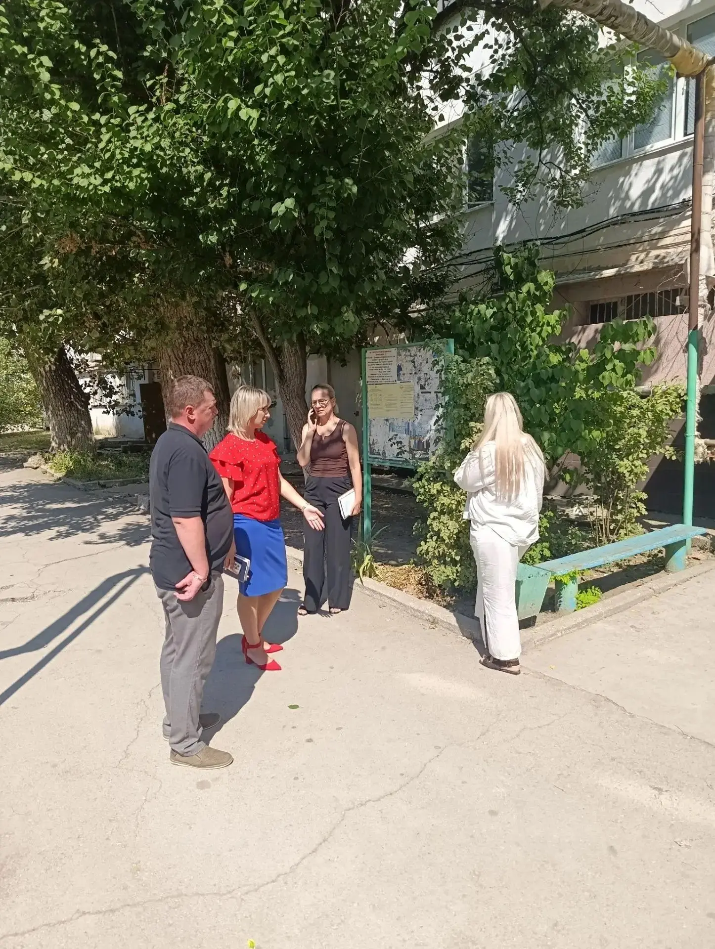 Начальник Инспекции по жилищному надзору Республики Крым Елена Кухоль совместно с первы...