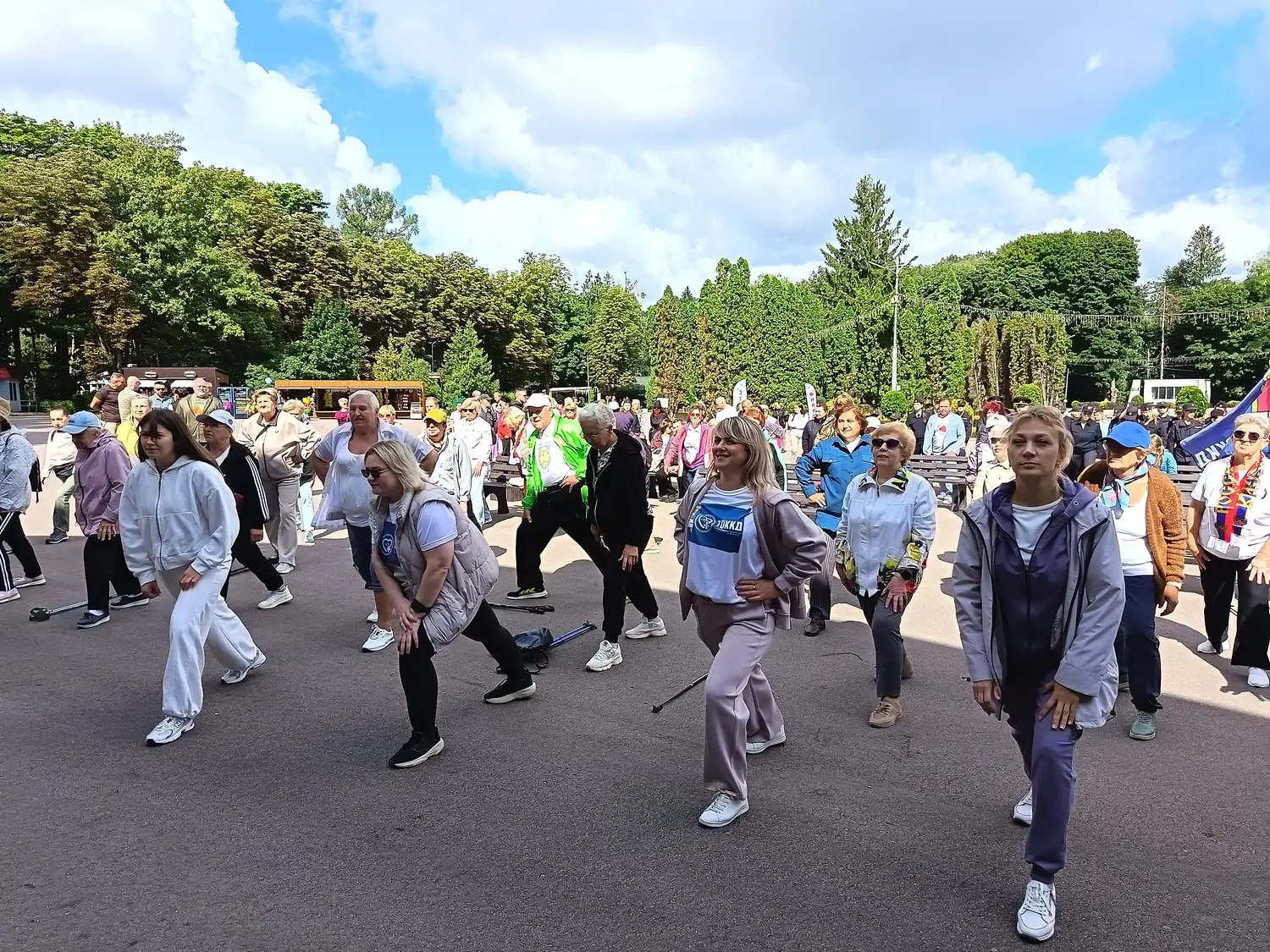 В парке Белоусова прошла акция «10 000 шагов с кардиологом»