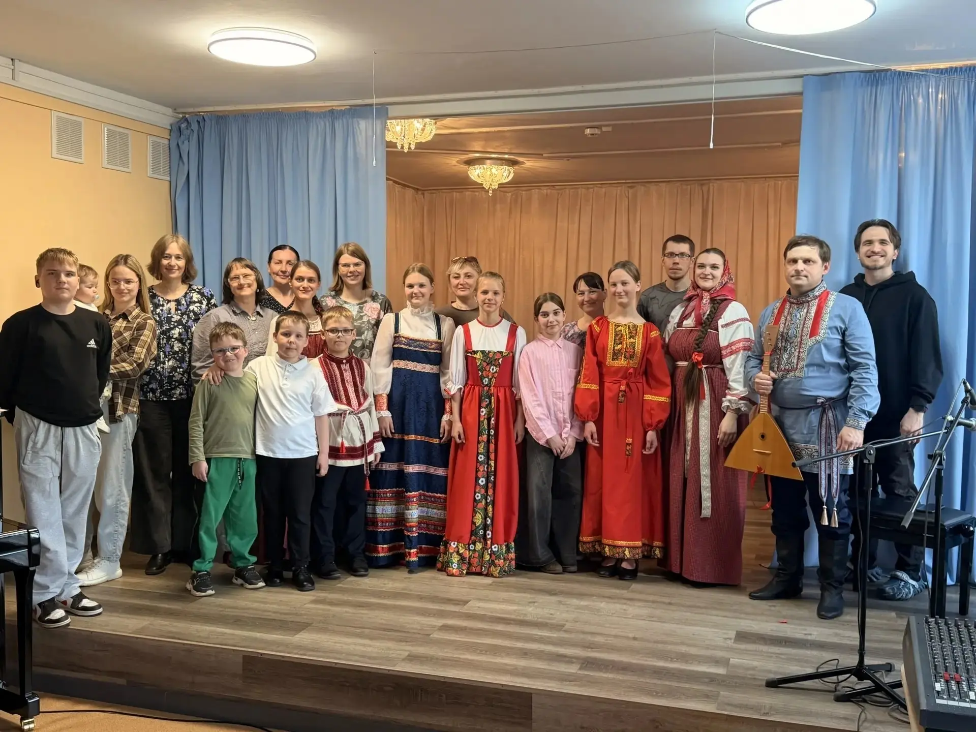 КОНЦЕРТ!
Сегодня в концертном зале нашей школы Народный вокально-инструментальный коллектив «Музыкал