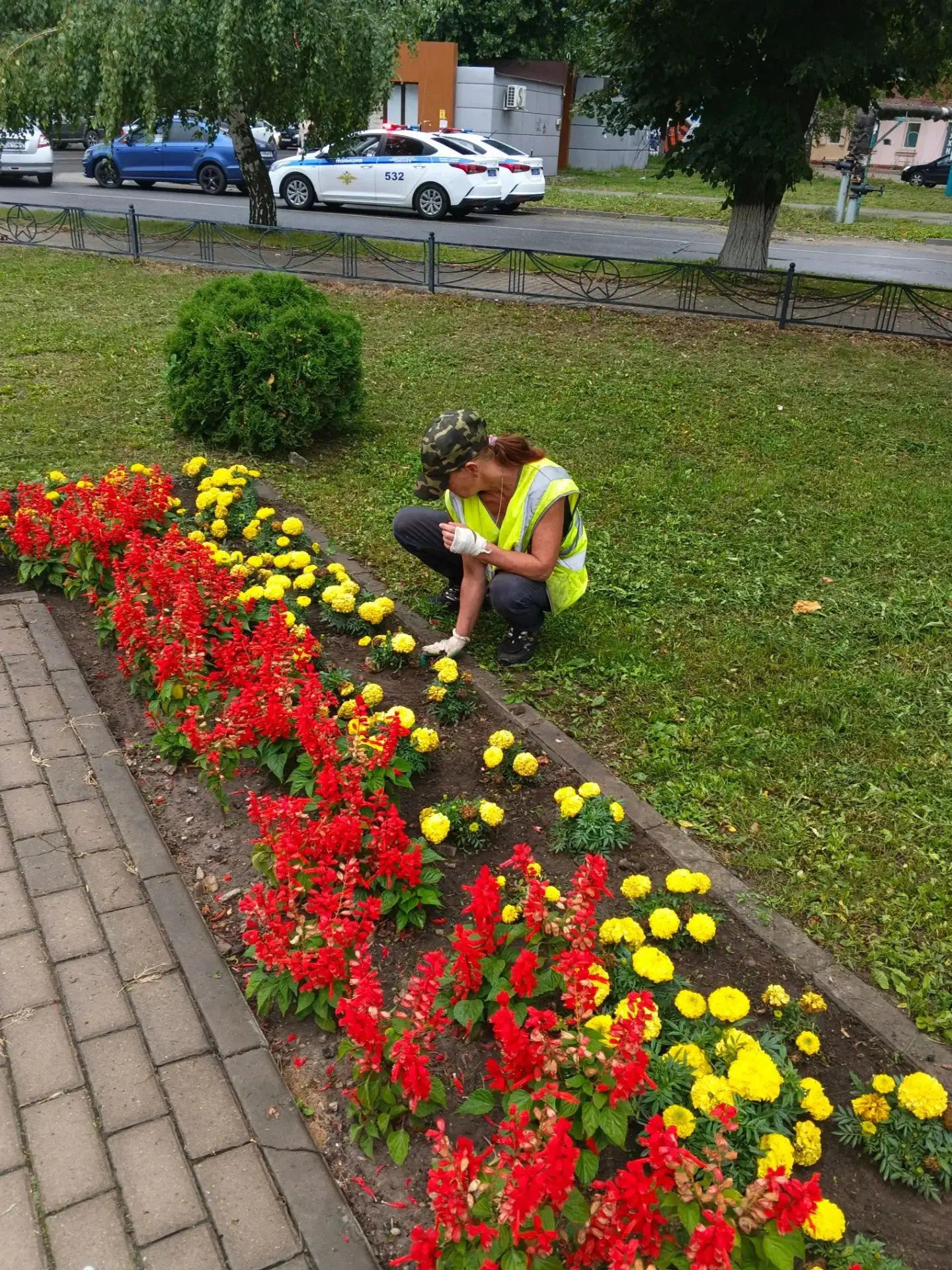 Прополка городских клумб.