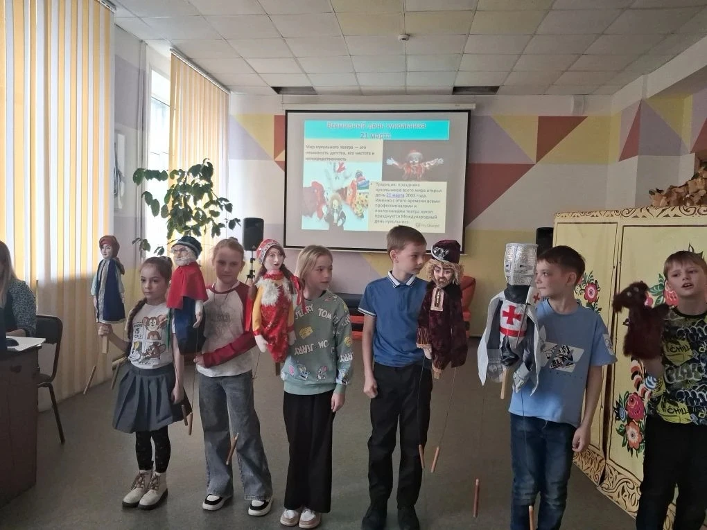 🎭 Театр - отражение жизни!  Вчера ученики 3 "А", 3 "В" ,3 "Г" и 4 "Г" классов совершили увлекательно