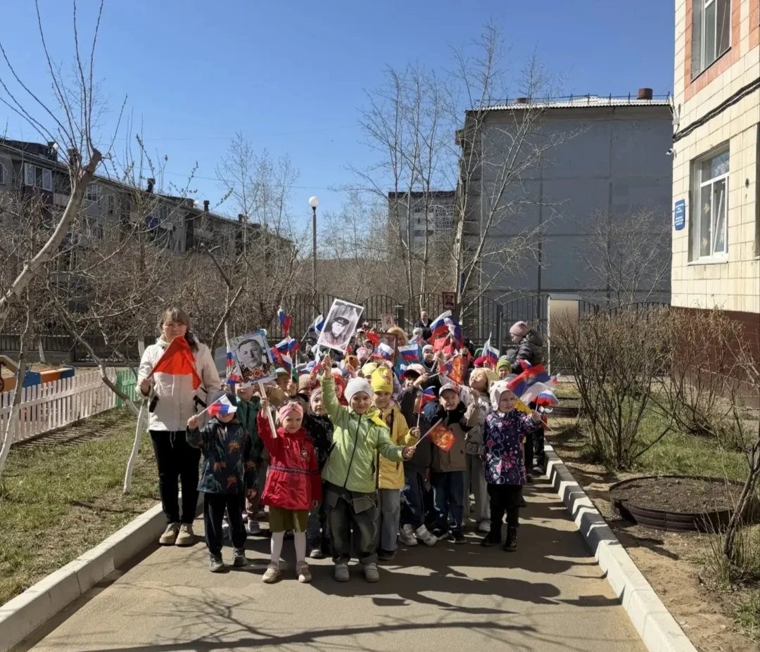 Сегодня ребята средней группы "Звёздочки"приняли участие в праздничном концерте  посвящённому  Дню П