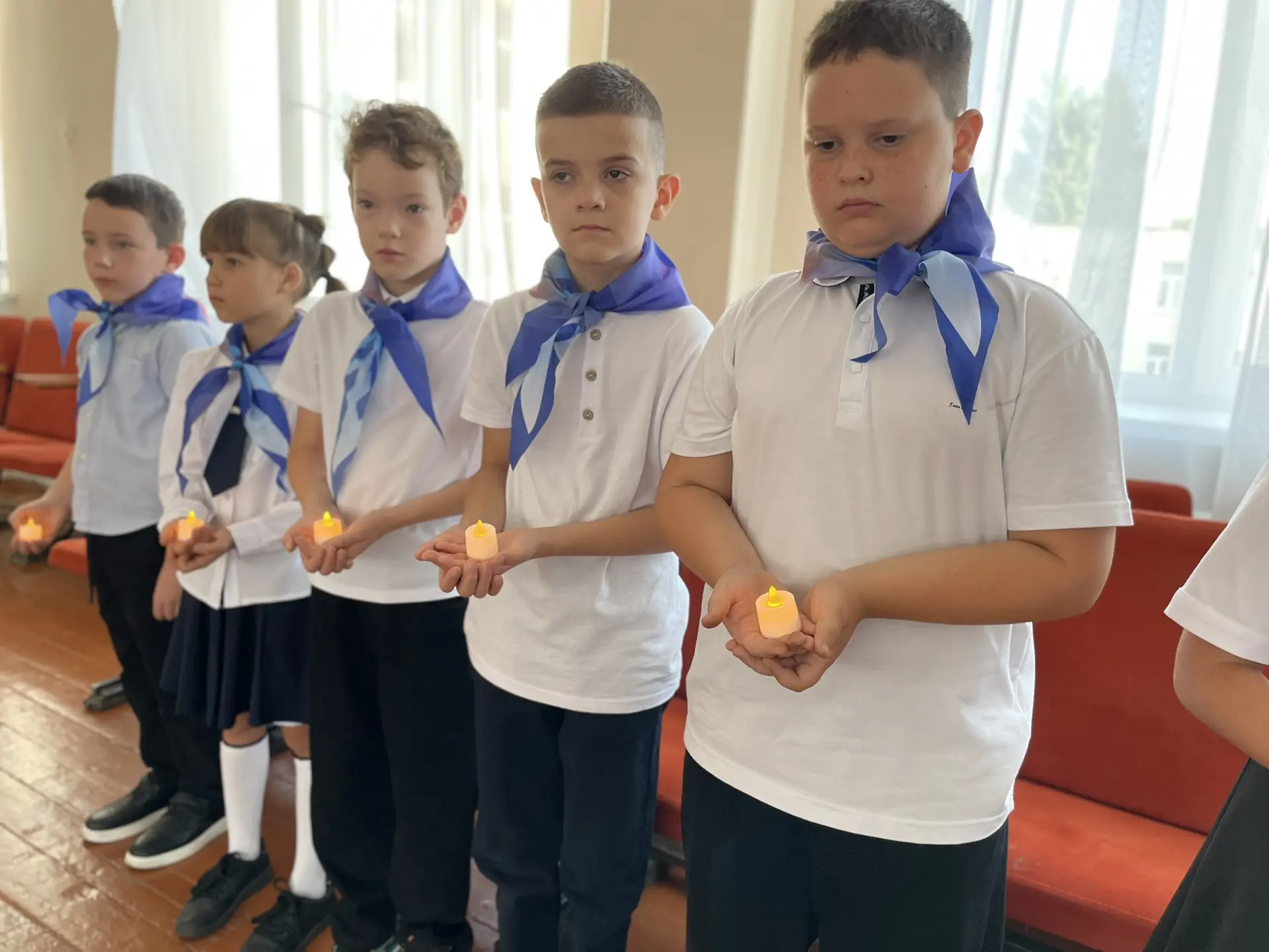 🕊️ Сегодня в нашей школе прошла торжественная линейка, посвящённая памяти жертв трагед...