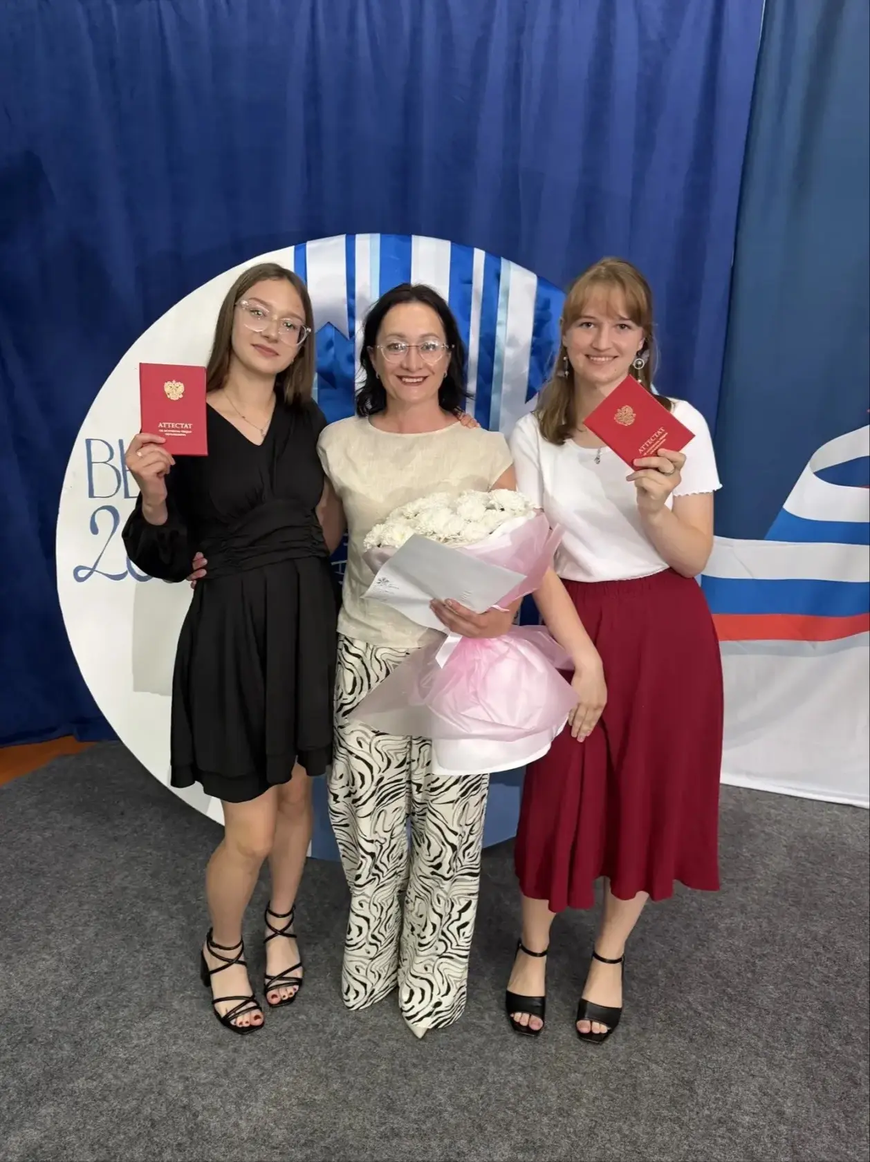 Две звезды Есаульской школы! 🌟
На вчерашнем торжественном вечере чествовали нашу гордость — выпускн