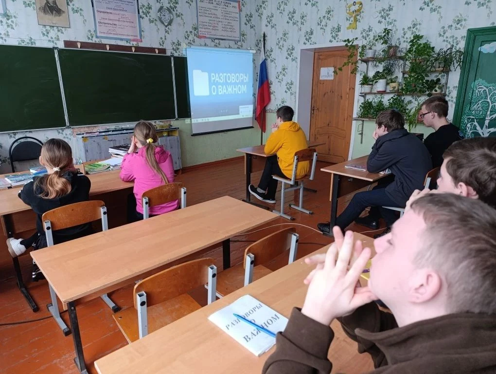 Утро понедельника, 2 марта 2026 года, в школах традиционно ознаменовалось исполнением г...