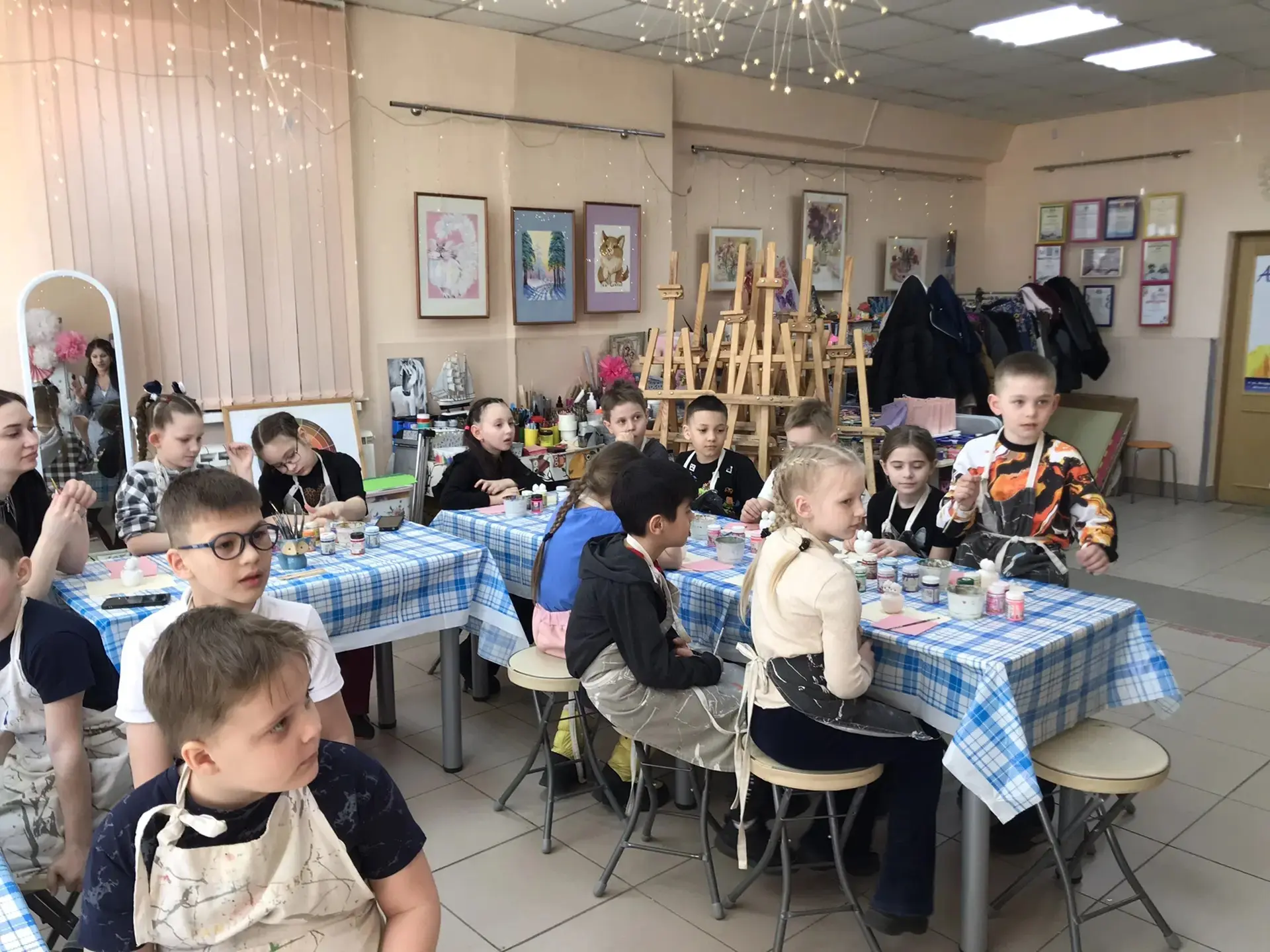 Учащиеся 1 класса посетили мастер-класс по изготовлению пасхального сувенира в студии «...