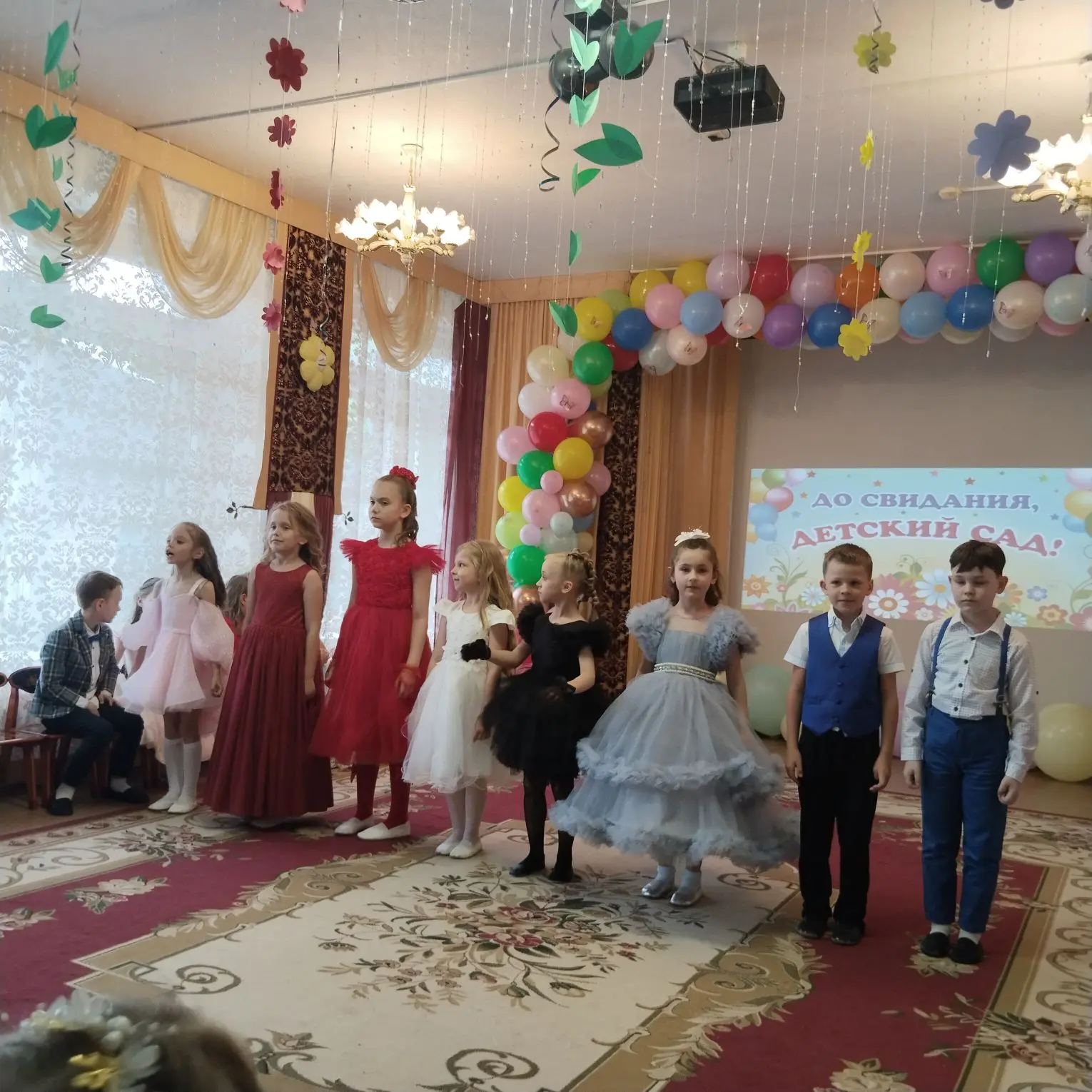 Вот и прошли выпускные в нашем детском саду. Улыбчивые девчонки и озорные мальчишки с грустью прощал