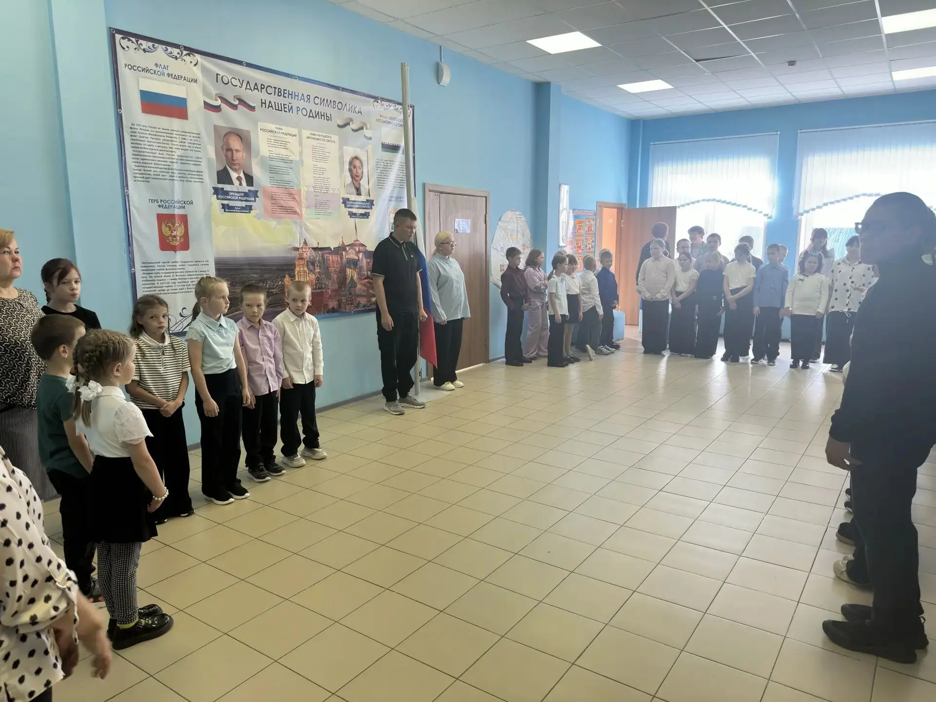 🇷🇺 Сегодня утром в нашей школе состоялась традиционная торжественная церемония поднят...