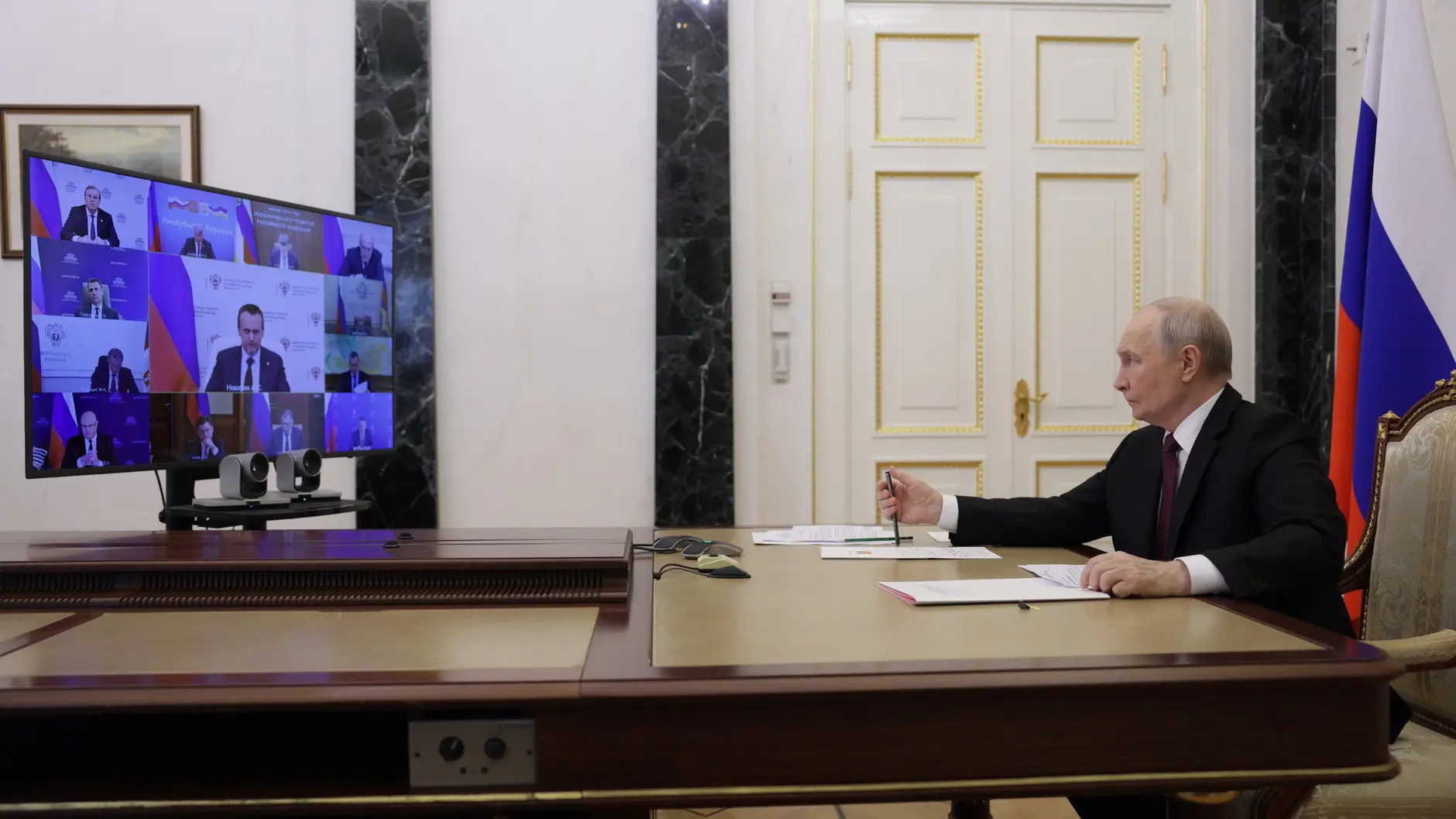 Президент Владимир Путин поручил Правительству России принять дополнительные меры для м...