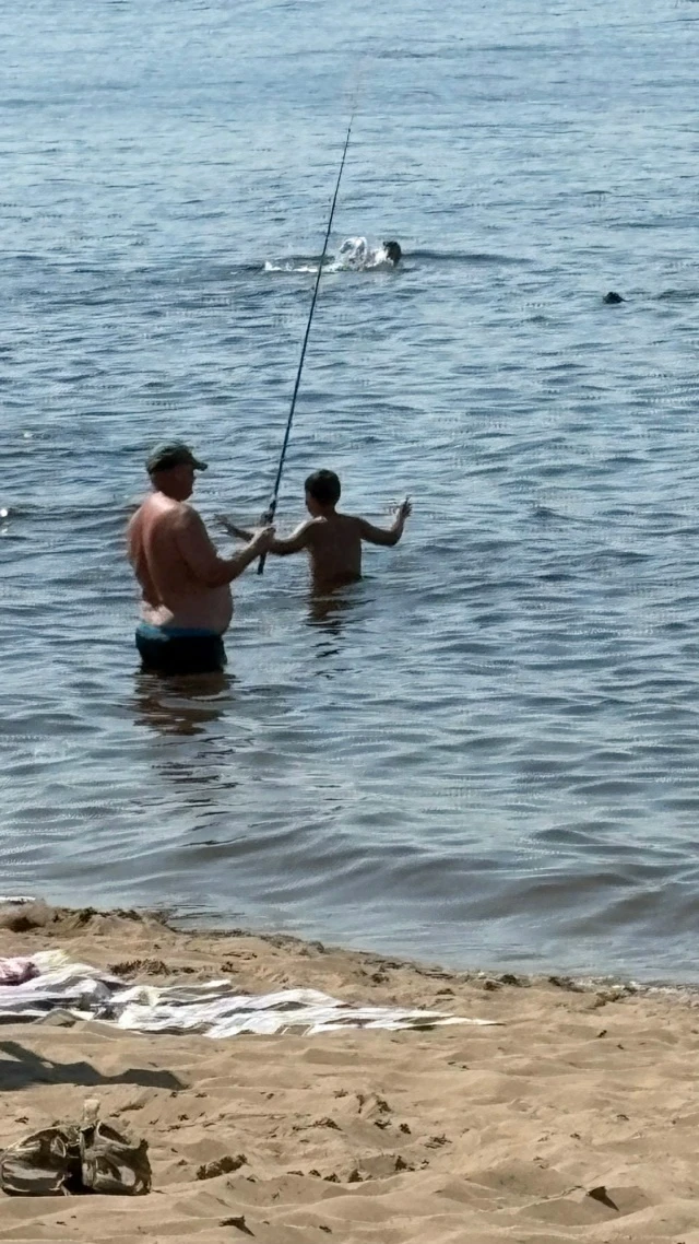 29.07.2026 г. Самара, городской пляж Некрасовский спуск . Время 13:50 . Появился человек с удочкой и