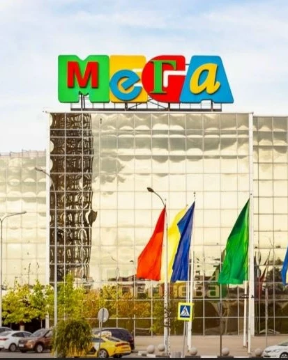 Дым накрыл столицу после масштабного пожара. 
 
После атаки БПЛА в Москве горит ТЦ «Мега Белая Дача»