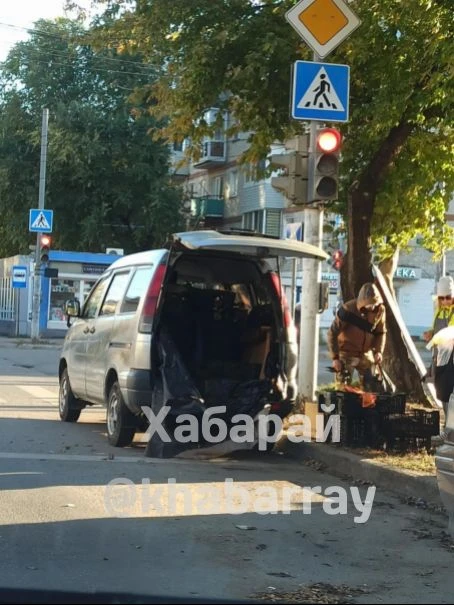 Уличная торговля идёт на дороге