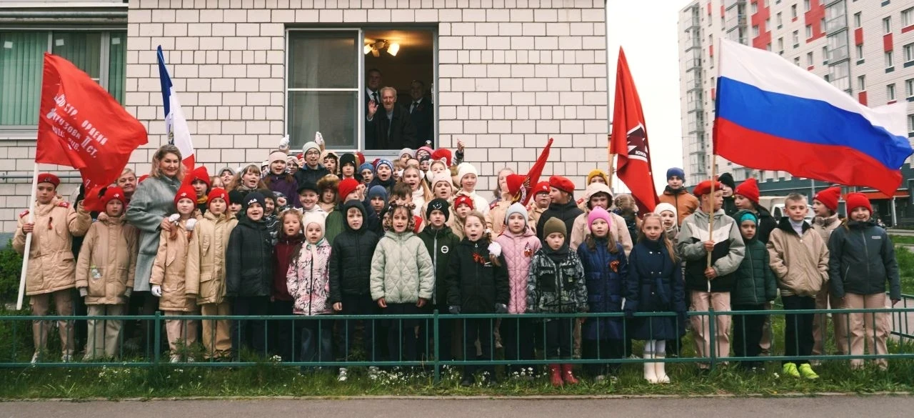 Сегодня школьный отряд ЮнАрмии им. А. Суворова провел трогательную Всероссийскую акцию "Равнение на 