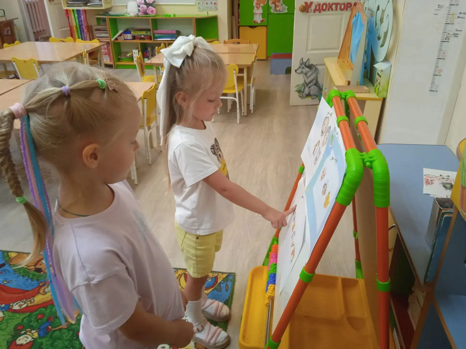 📚 В группах "Семицветик" и "Подсолнушки" прошел волшебный день, посвящённый сказкам.