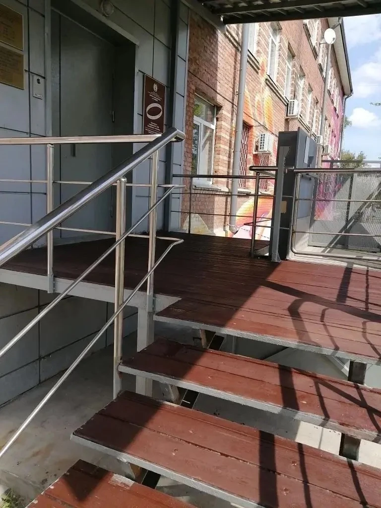 🎨 Обновить, не ломая. Покраска крыльца на Гагарина, 8а