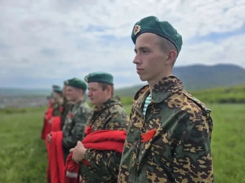 Знамя Победы над горой Змейка: акция в честь 81-й годовщины 🎖️🇷🇺  В День Победы на горе Змейка в Мин