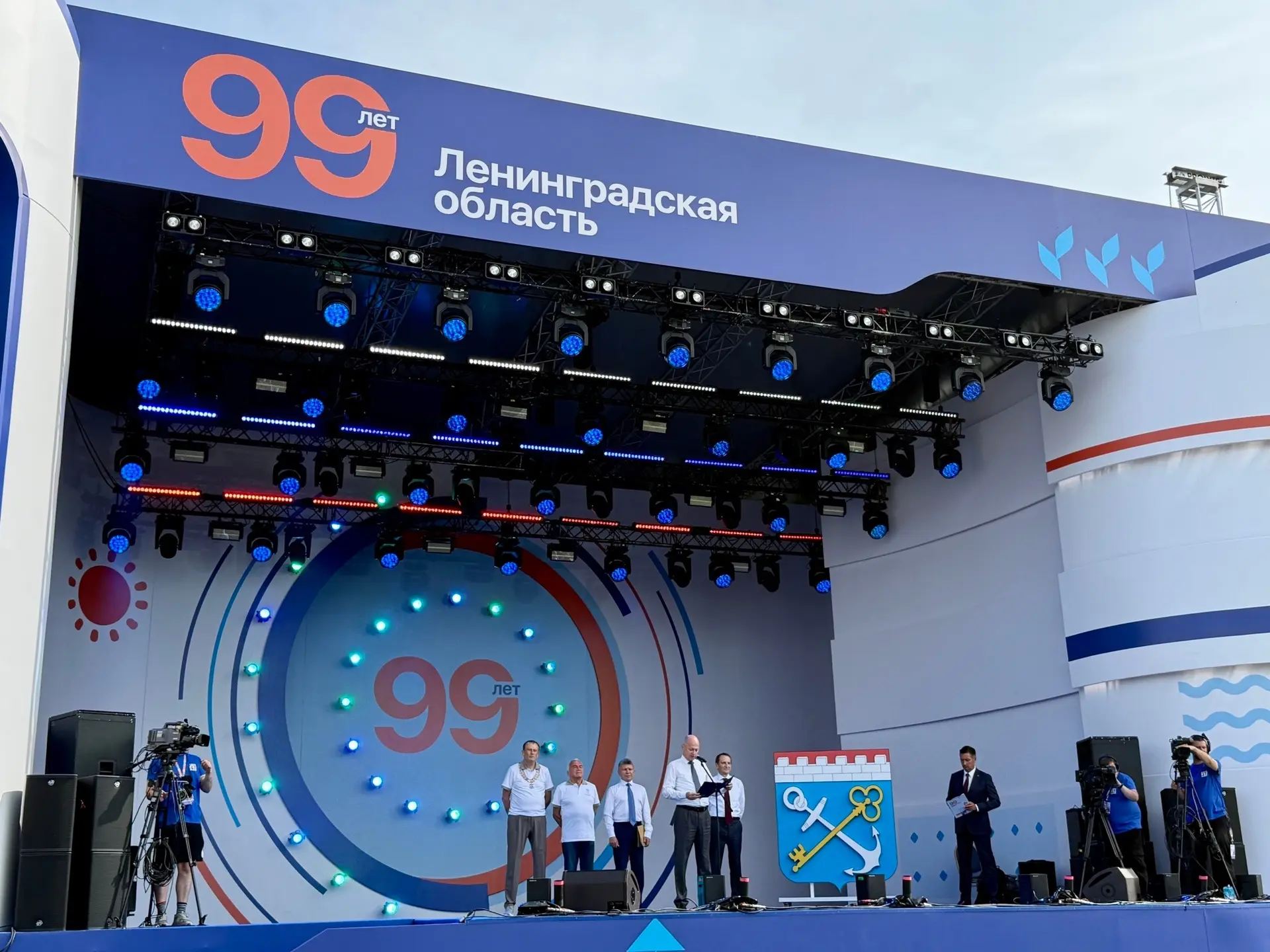 Ленинградцы принимают поздравления с 99-летием региона
