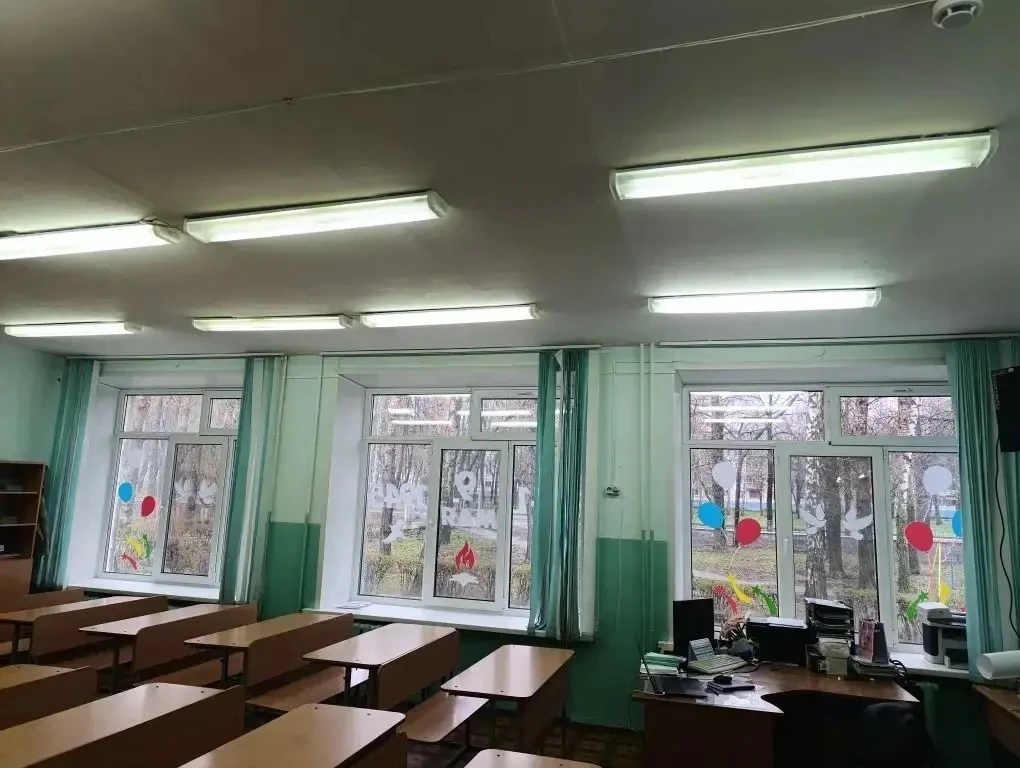 🪖В нашей школе (в 1 и 2 корпусе) идёт масштабное оформление окон ко Дню Победы!   На стёклах появляю