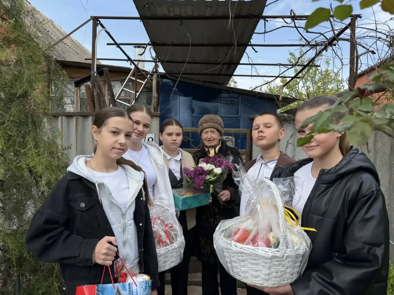 С теплом и уважением! ❤️  В преддверии майских праздников ученики 6 «Б» класса навестили ветерана тр
