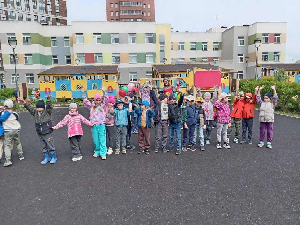 Вот и пролетела первая неделя в группе "Ручеек". Дети погрузились в атмосферу самого лю...
