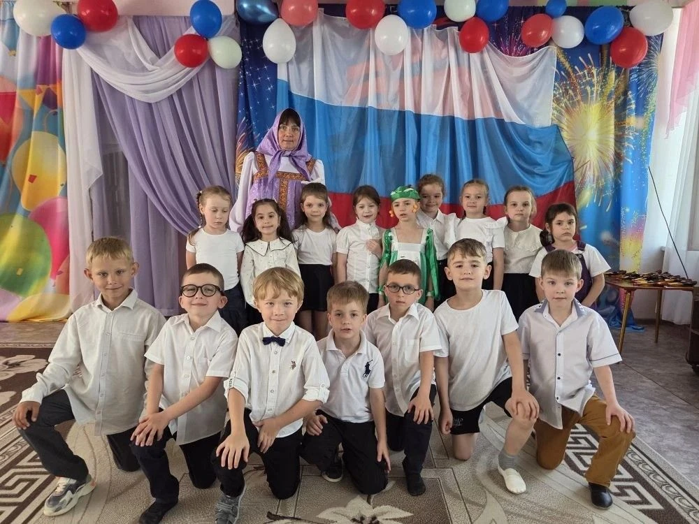Сегодня в нашем детском саду прошло мероприятие, посвященное Дню России, -цель которого формирование