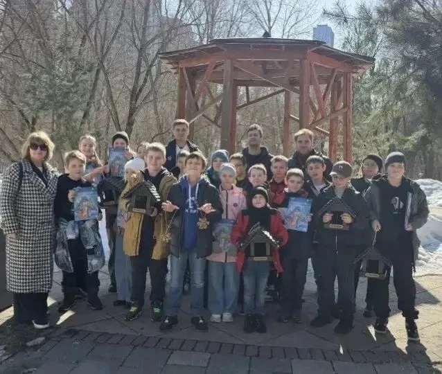 🌳 Каникулы с пользой: как 5 и 6 классы помогали птицам в «Саду будущего»  На каникулах ученики 5-6 к