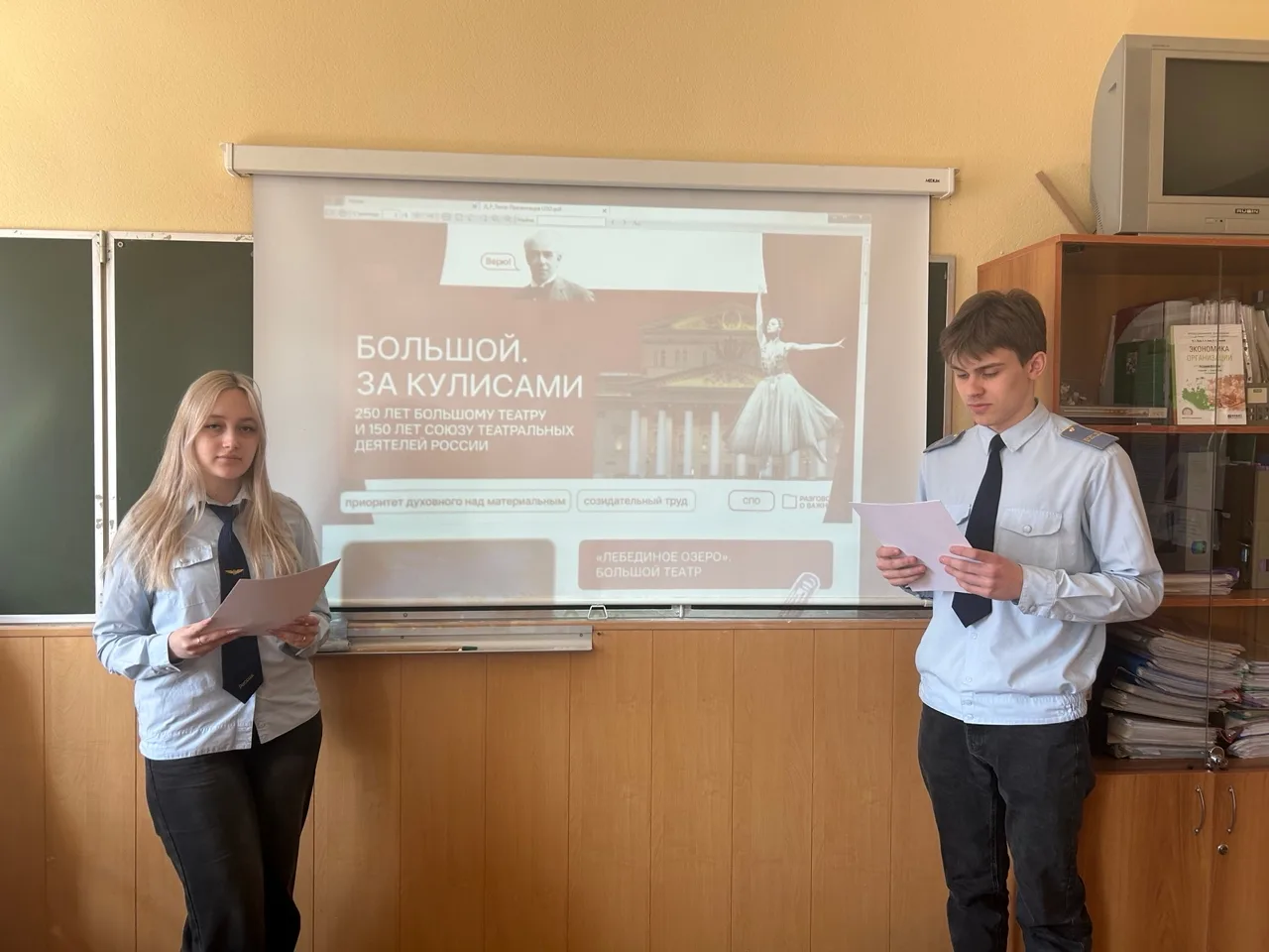 Разговоры о важном 💫  Традиционная еженедельная линейка «Разговоры о важном» прошла в Елецком техник