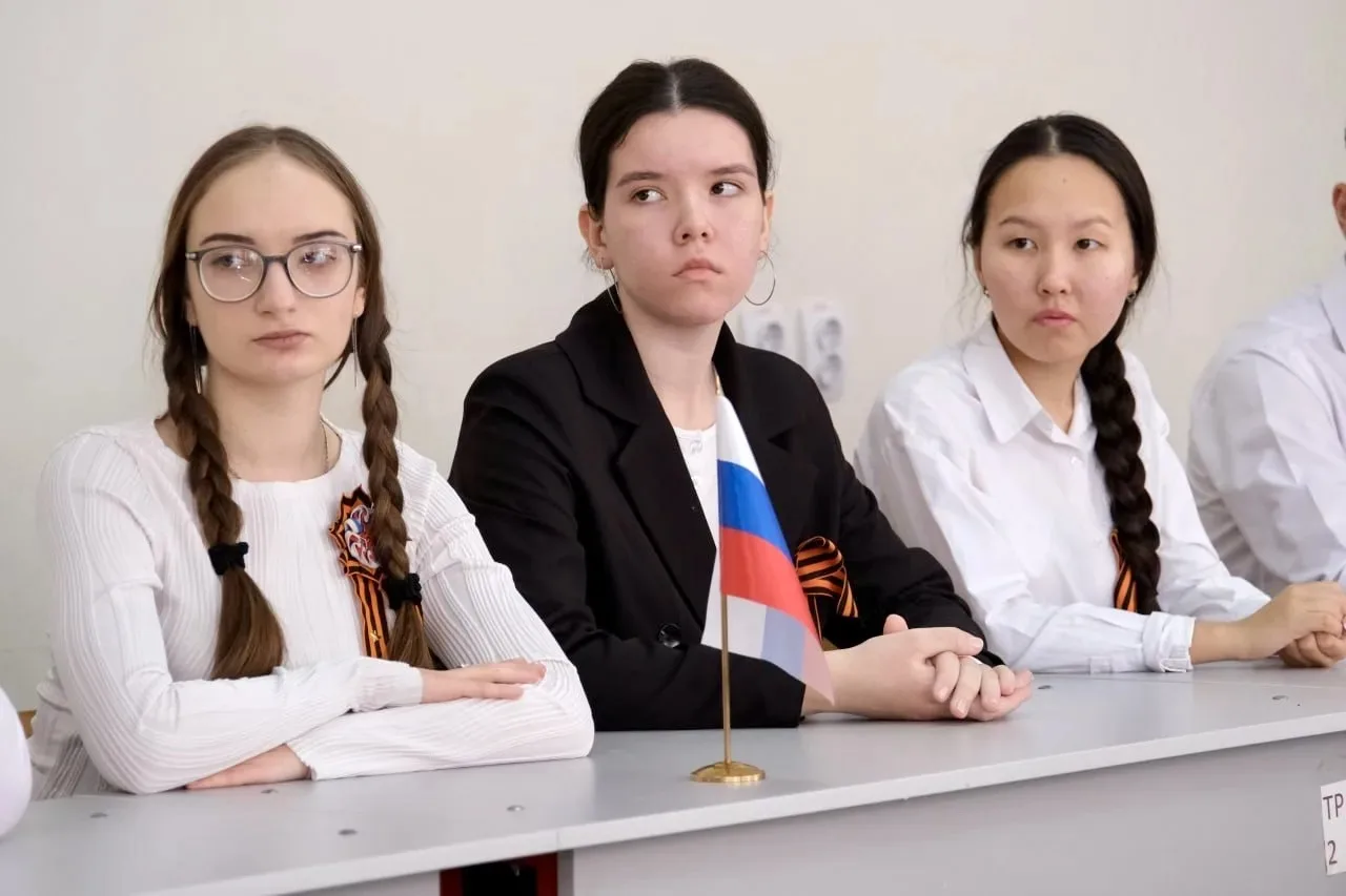 Школьники нашей школы  задали вопросы спикеру регионального парламента  Игорь Мартынов и глава район
