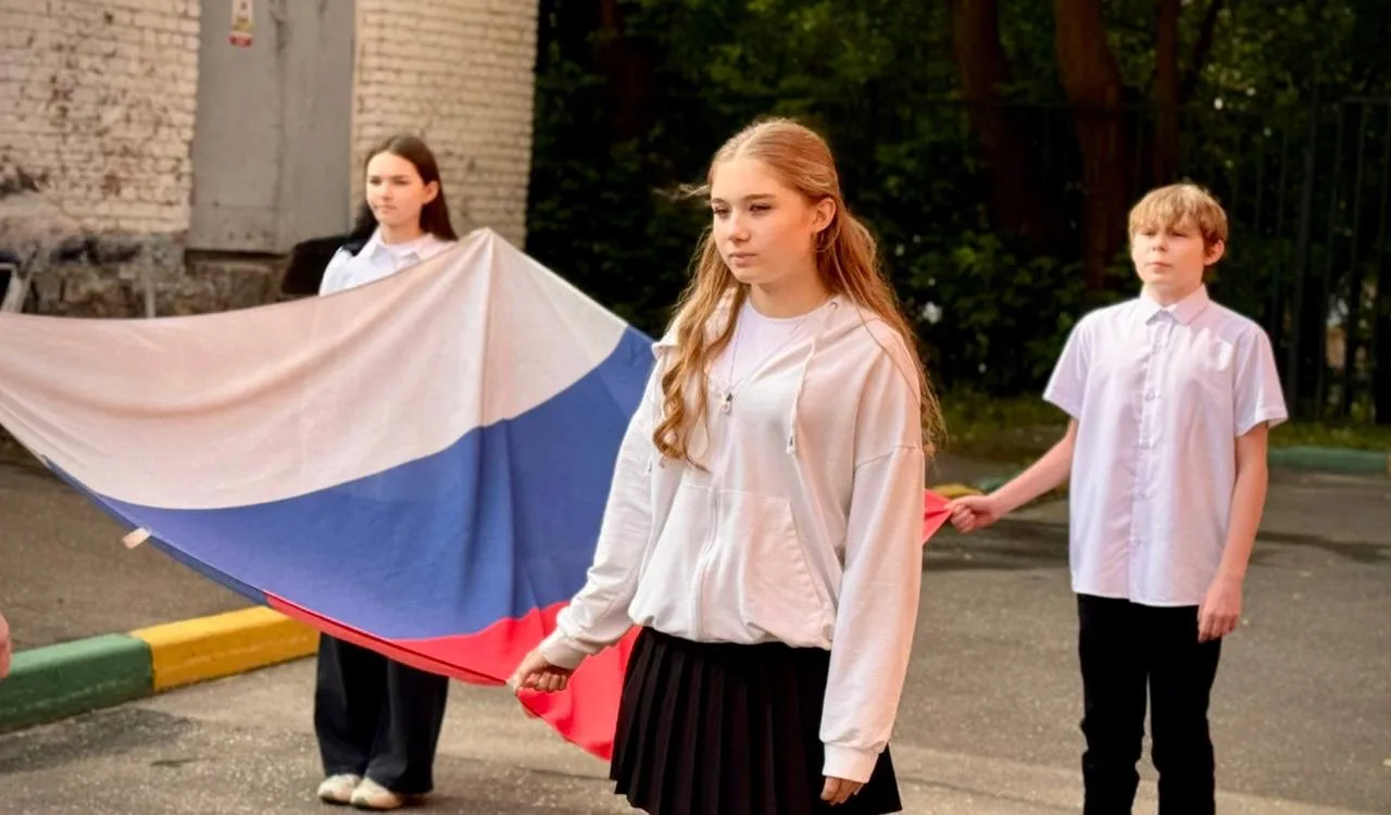 👋🏼 Ура, новая учебная неделя!   А началась она, как всегда, торжественно: с традиционной церемонии п