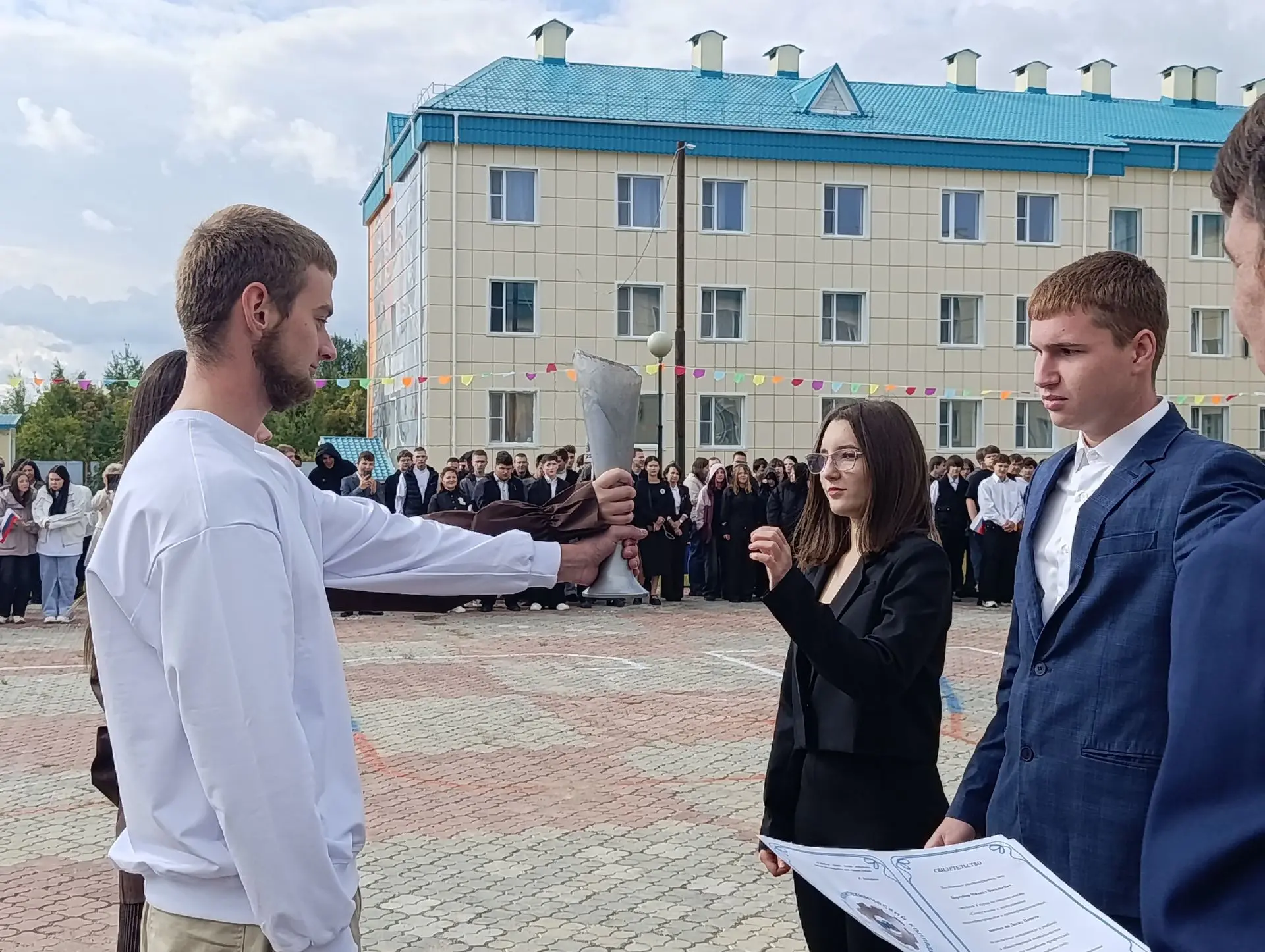 Вот и закончилась торжественная линейка в нашем колледже, мы с честью и торжеством встр...