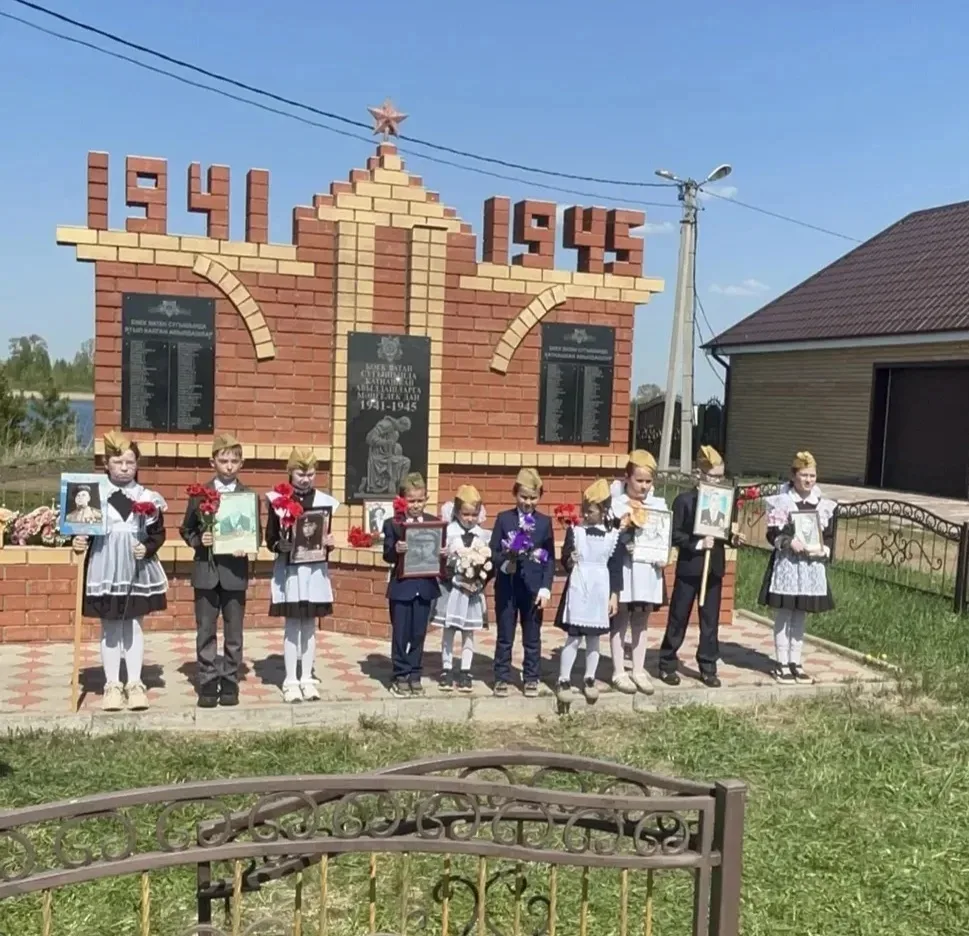 Әҗәкүл авылында урнашкан обелиск янында Бөек Җиңүнең 81 еллыгына багышланган митинг бул...