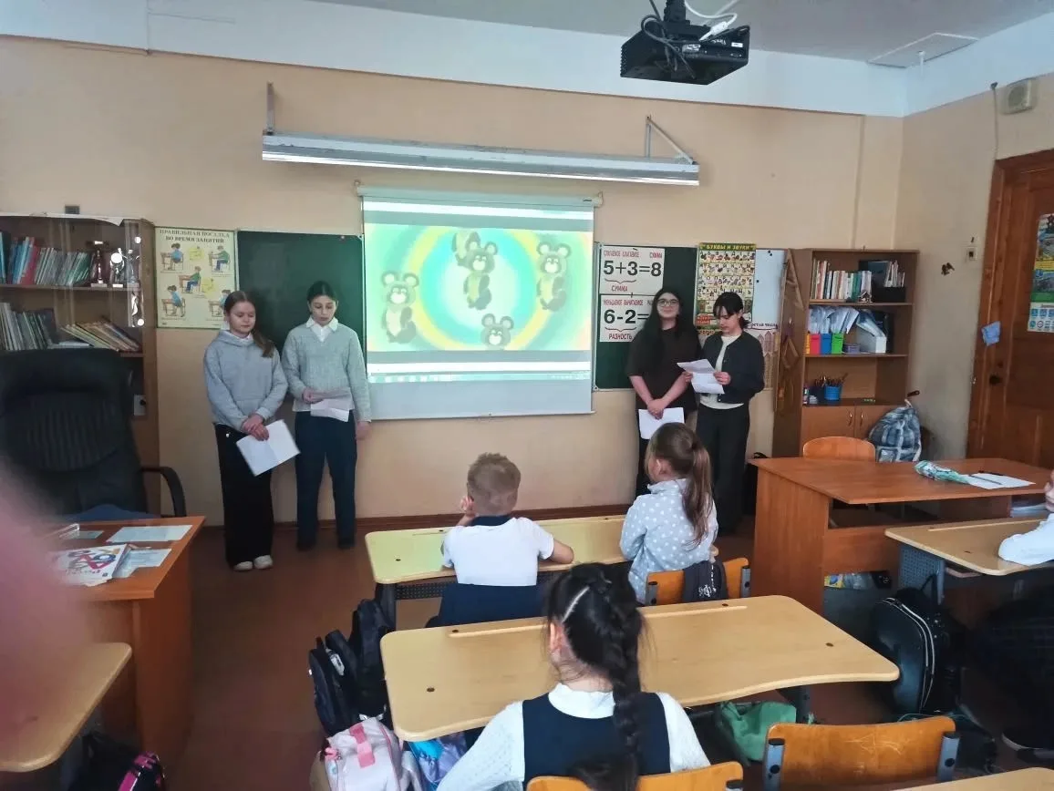 Наши первоклассники из 1 «Б» снова встретились со своими наставниками — учениками 5 «В» класса! На э