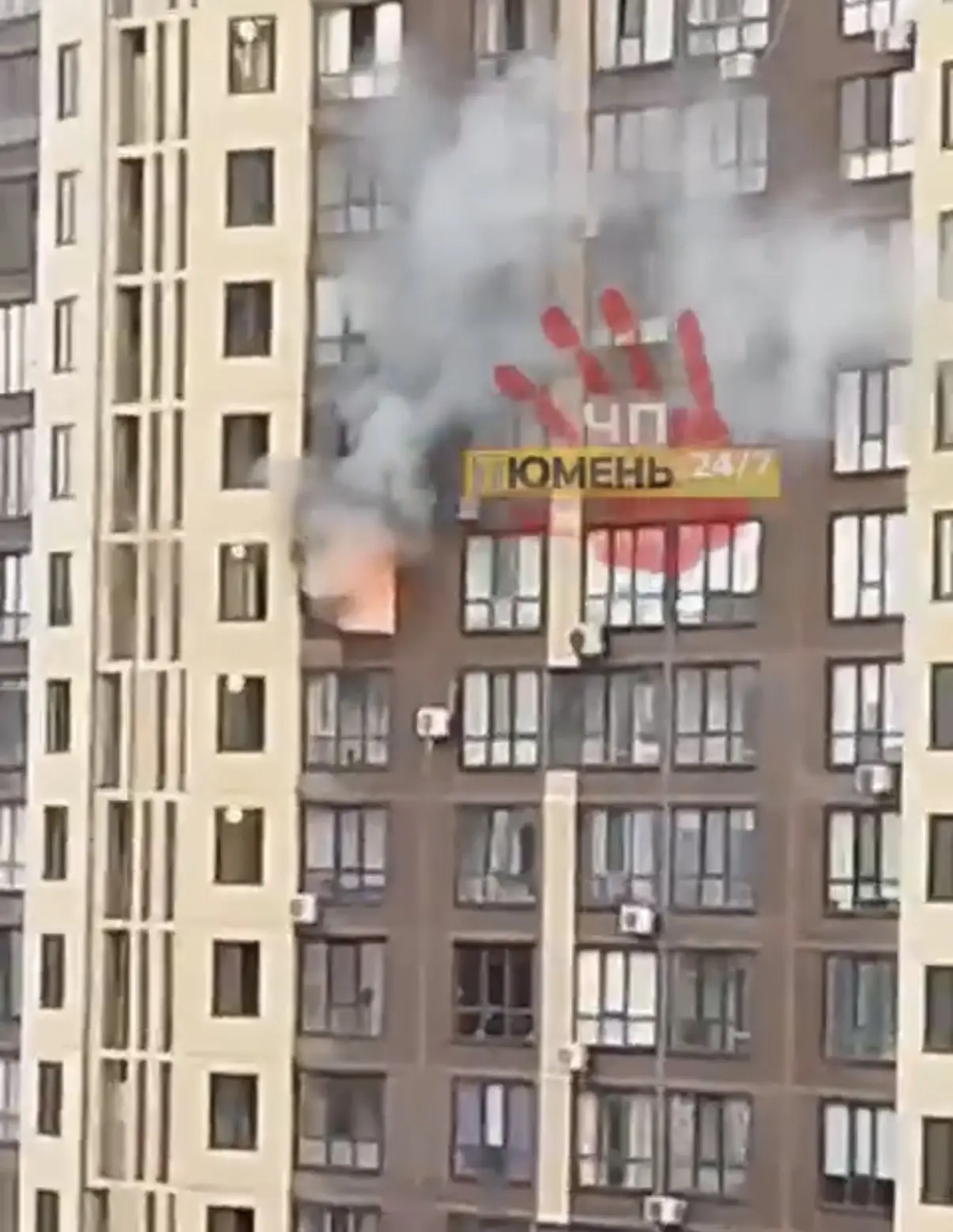Видео 18+. В сети появились жуткие кадры: девушка с мужчиной спасались от огня, повисну...
