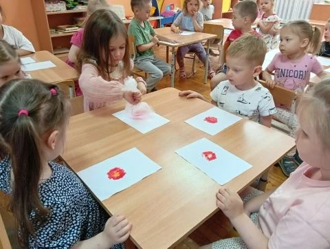 Кто сказал, что рисовать нужно только кисточкой? 🖌 Сегодня наши маленькие волшебники т...