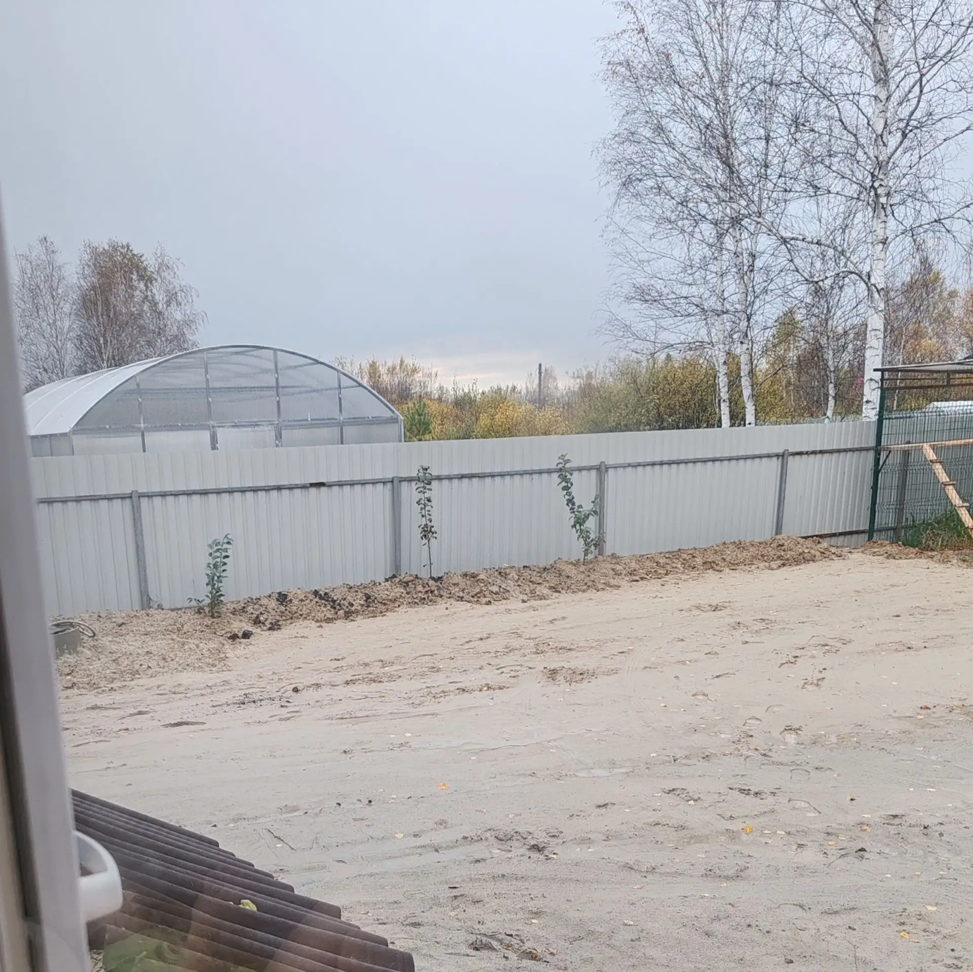 Здравствуйте нужно кучку щебня разнести в доль забора в канавку.