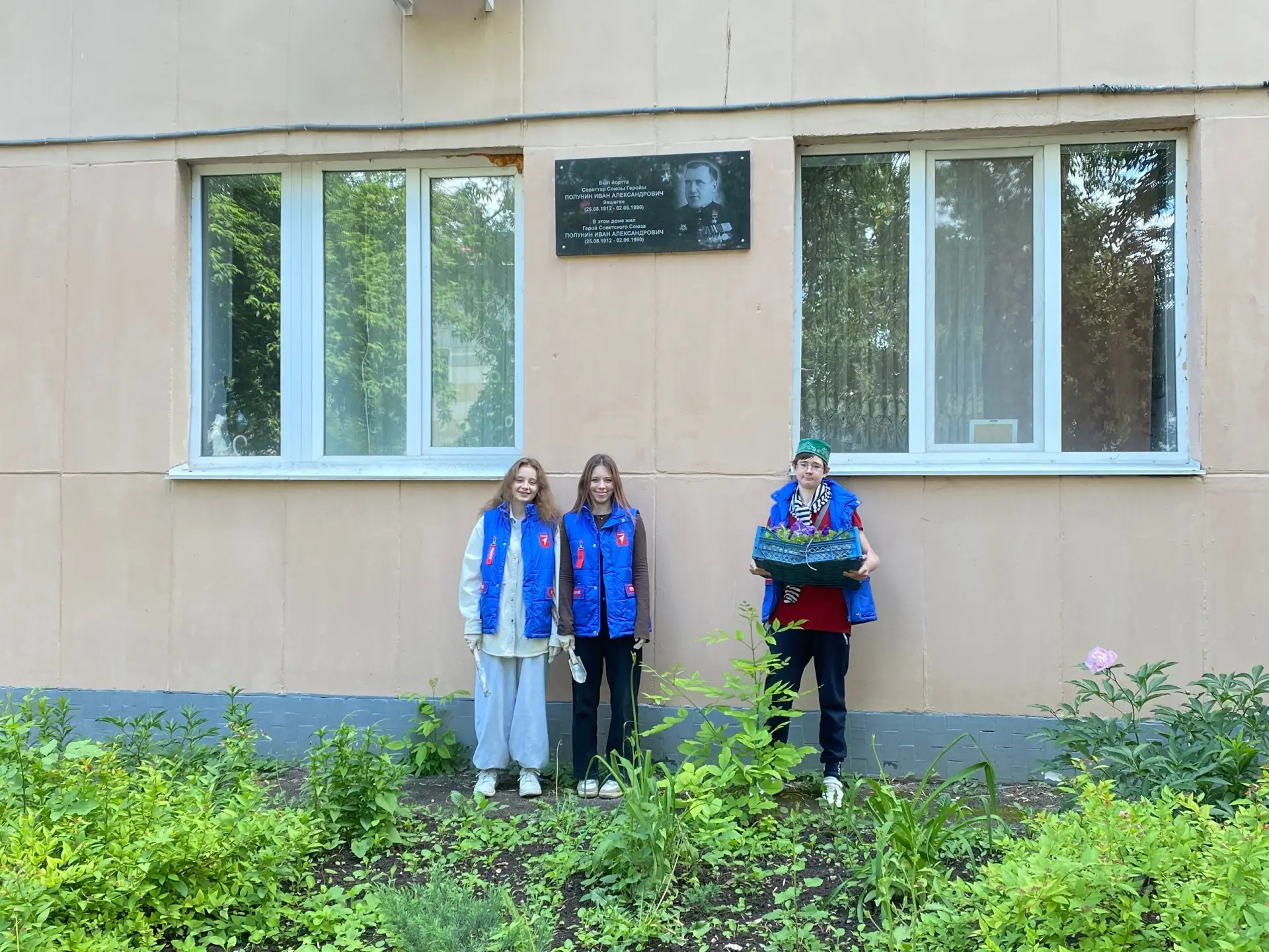 🌟 Мы помним о подвиге!

Ежегодно активисты первичного отделения Движения Первых высаживают цветы в 