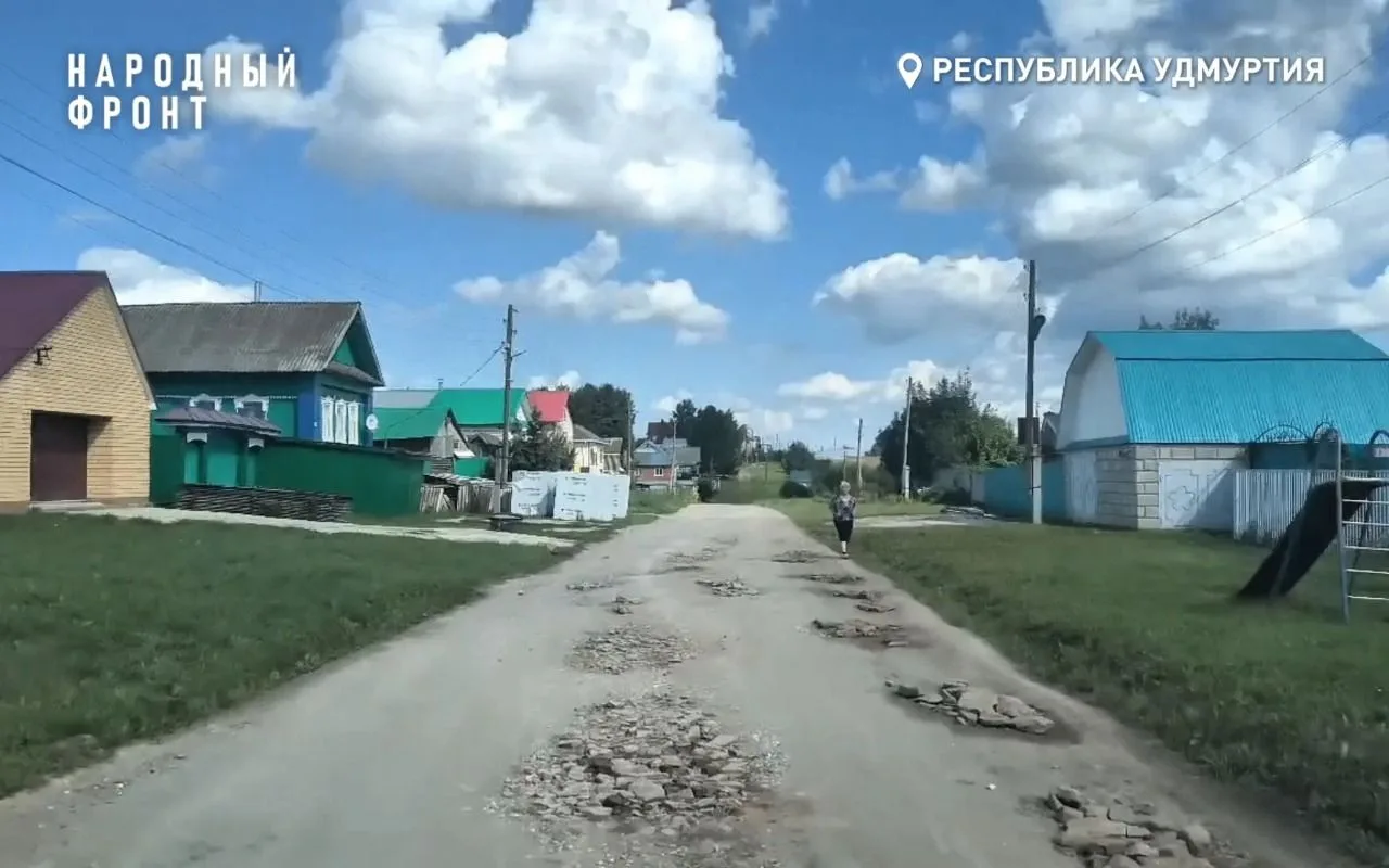 На уроки по ямам: в Лудорвае дети рискуют остаться без школьного автобуса.