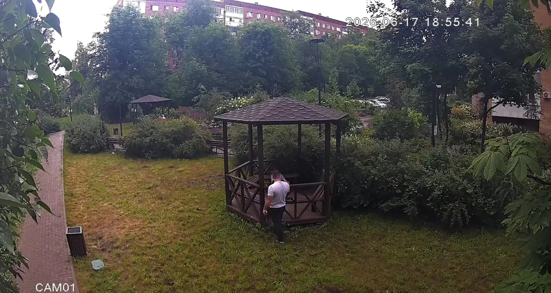 Девочки по видео, кто поломал ограждение беседки, установлены, сегодня отец одной из ни...